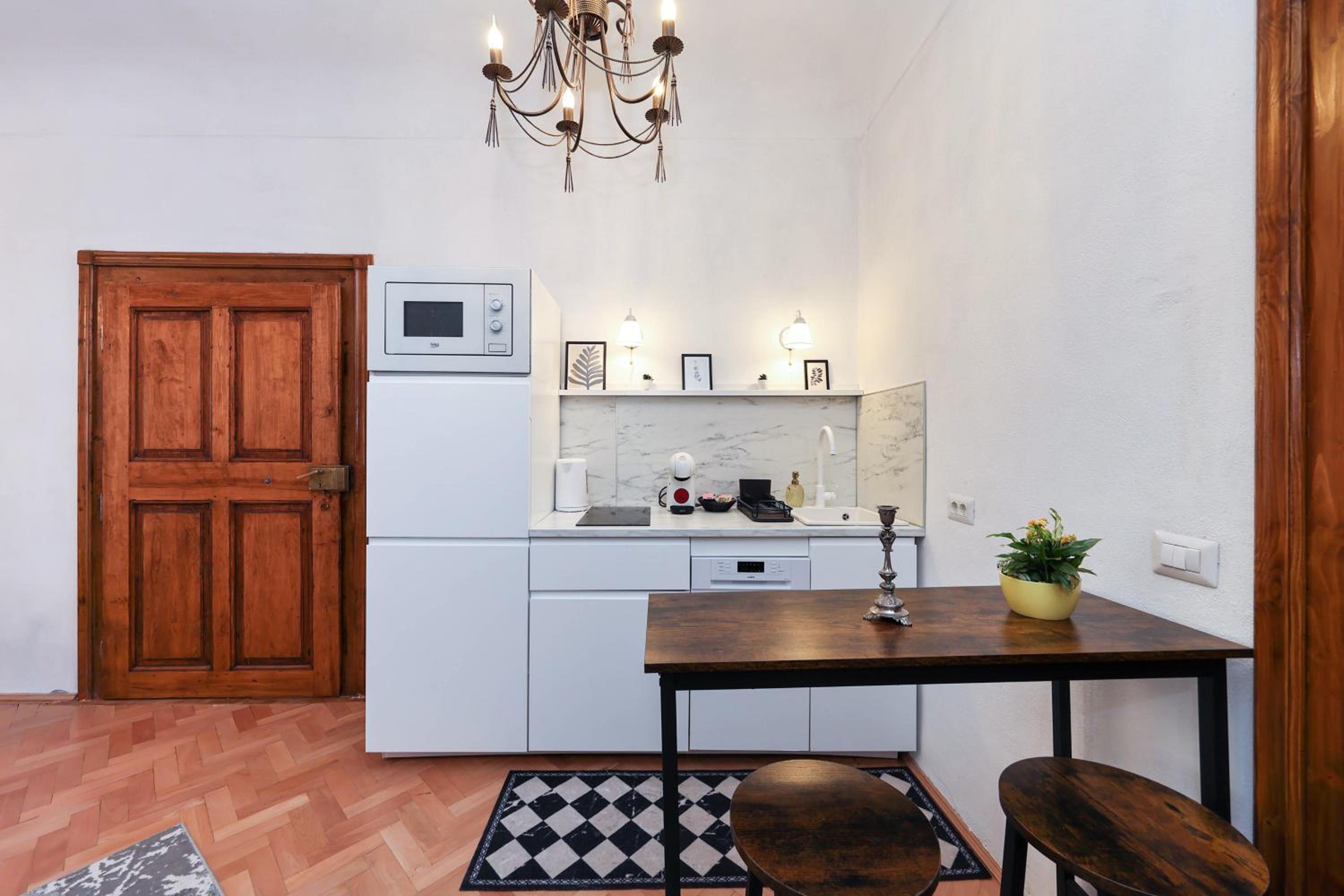 One-Bedroom Apartment with City View - Photo 8