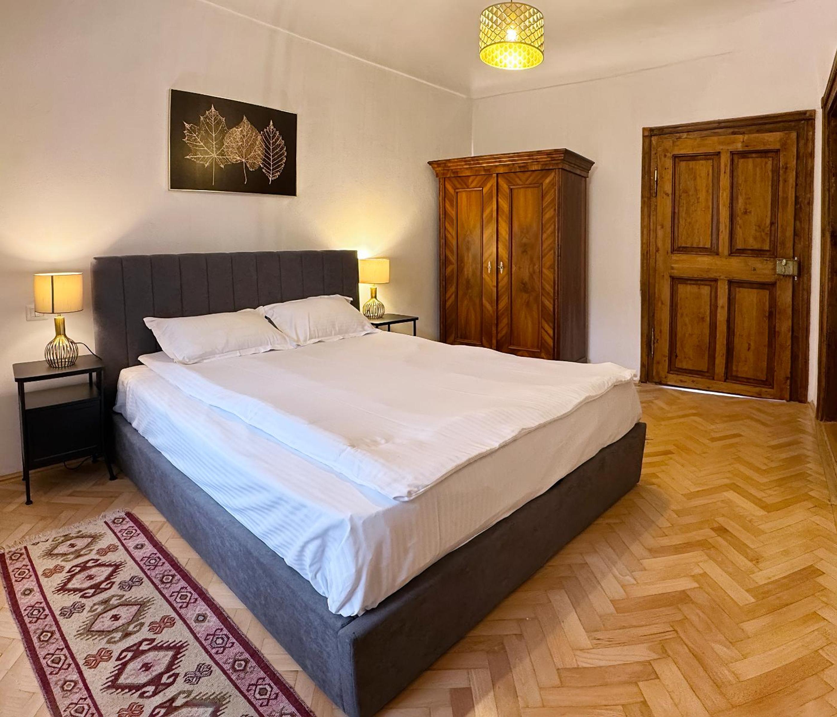 One-Bedroom Apartment with City View - Photo 11