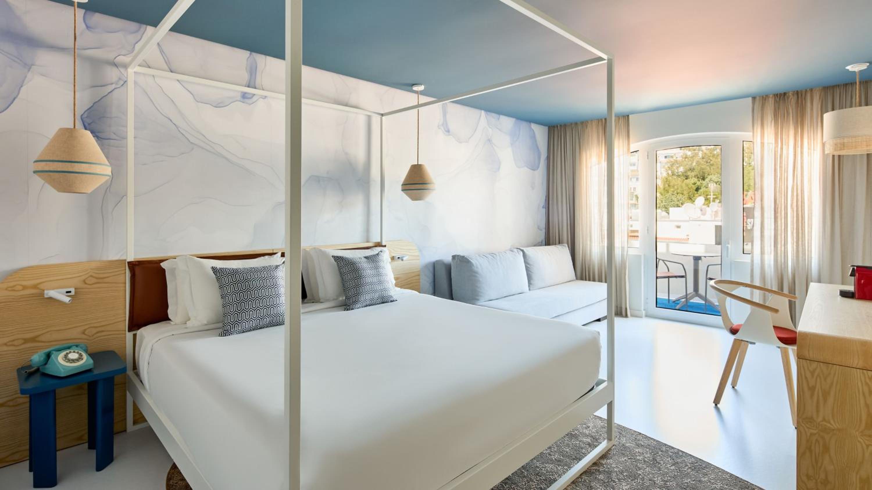 King Suite with Balcony - Photo 6