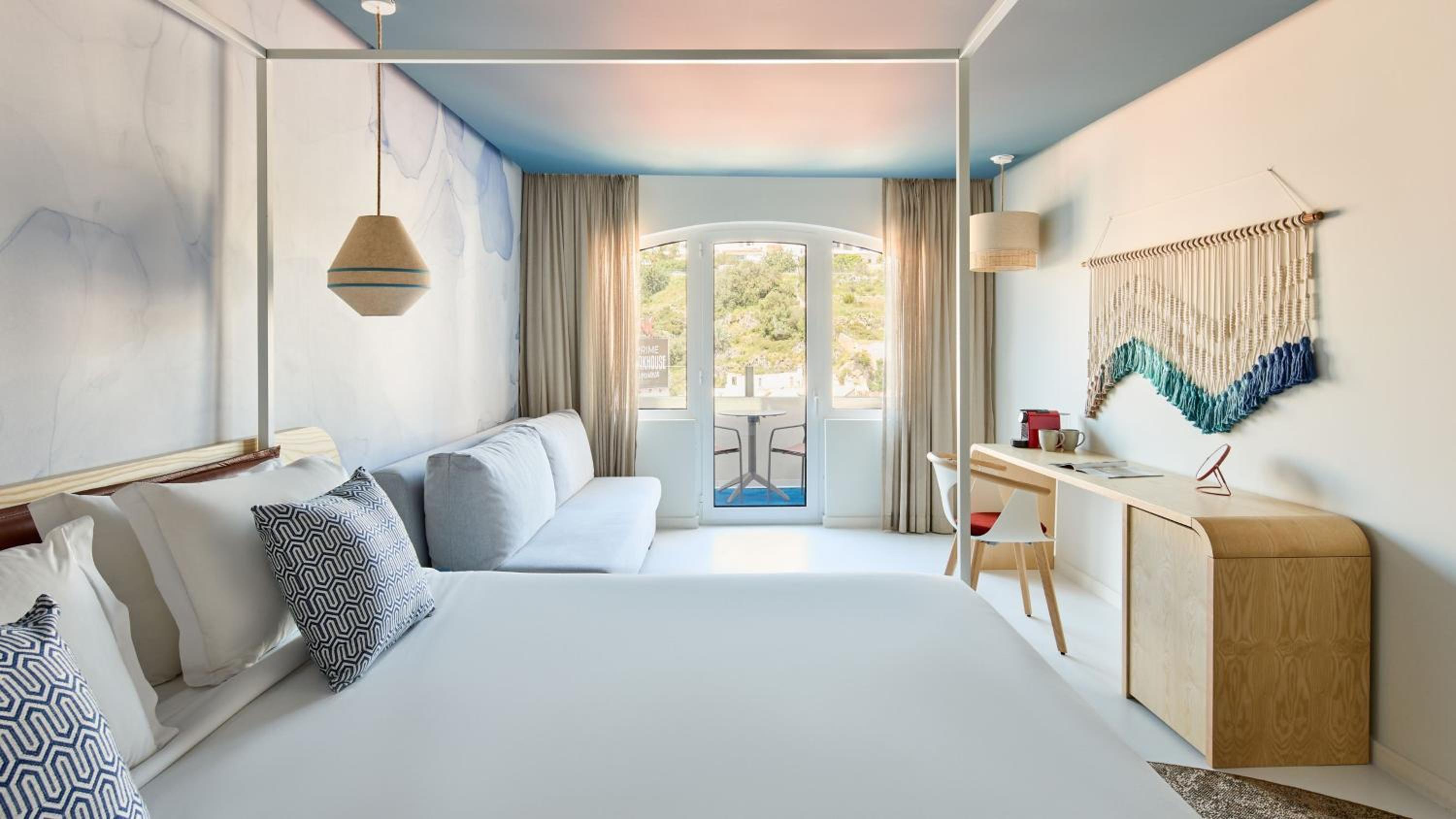 King Suite with Balcony - Photo 5
