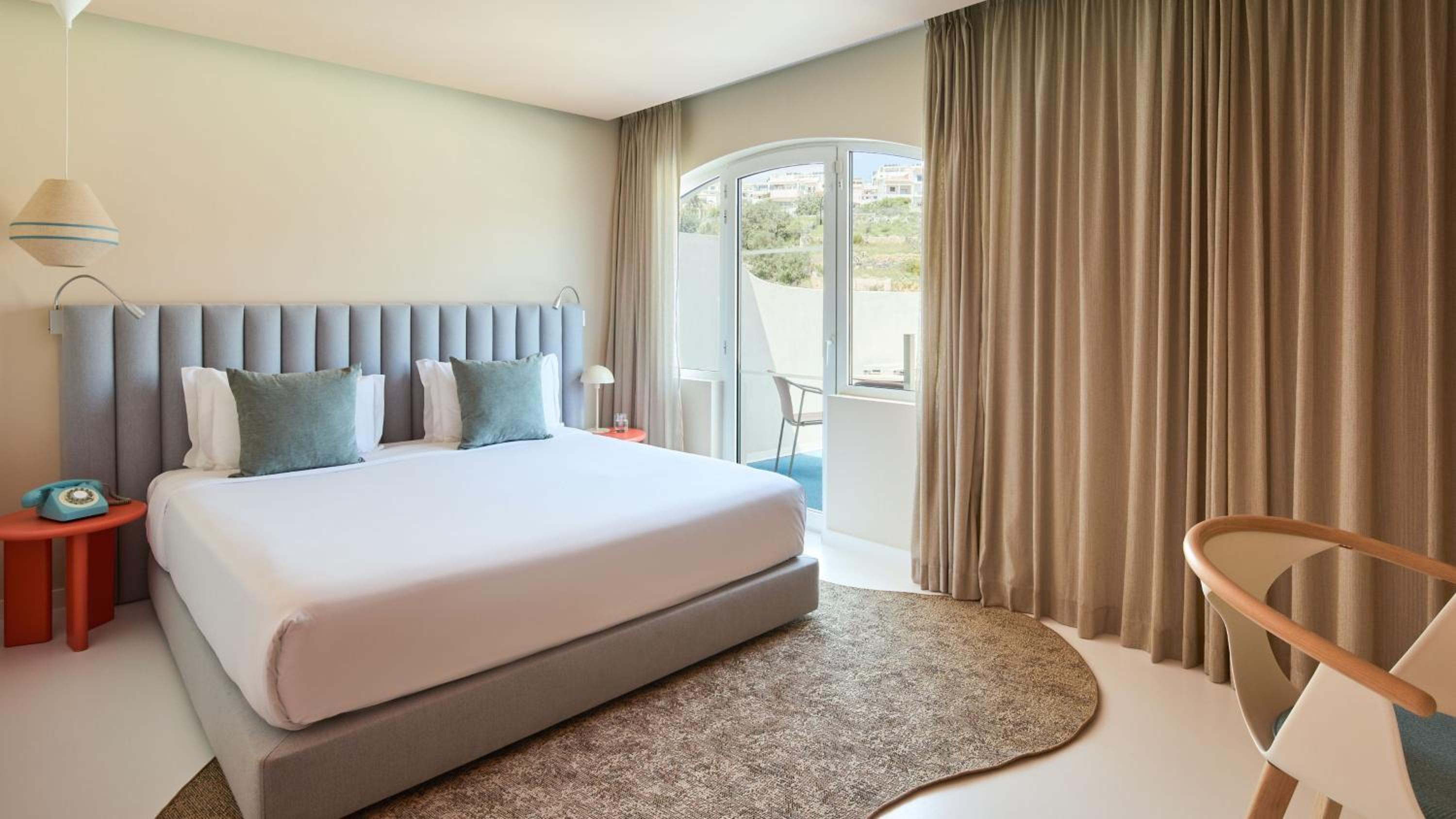 Standard King Room with Balcony - Photo 7