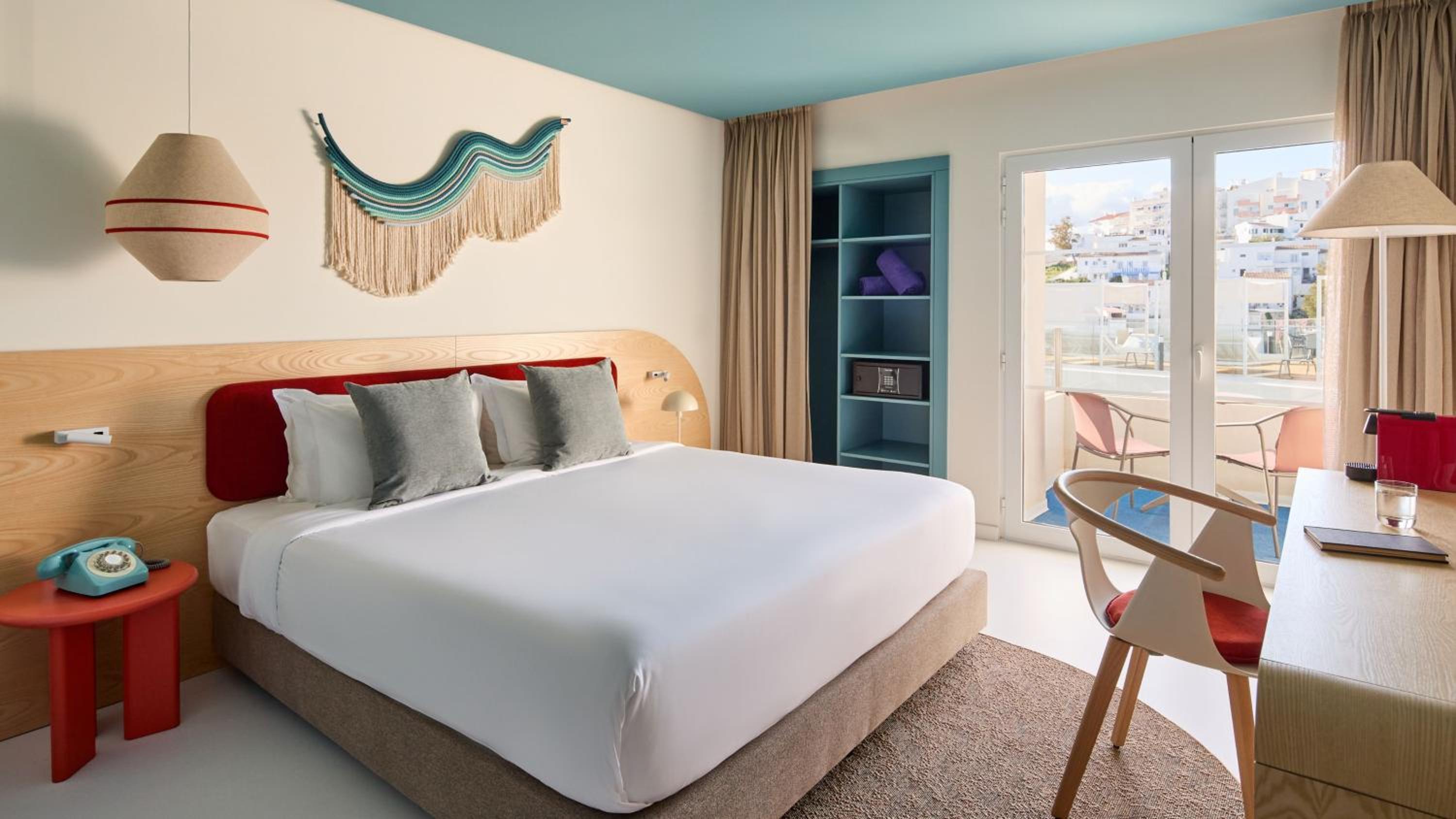 King Room with Pool View - Photo 6