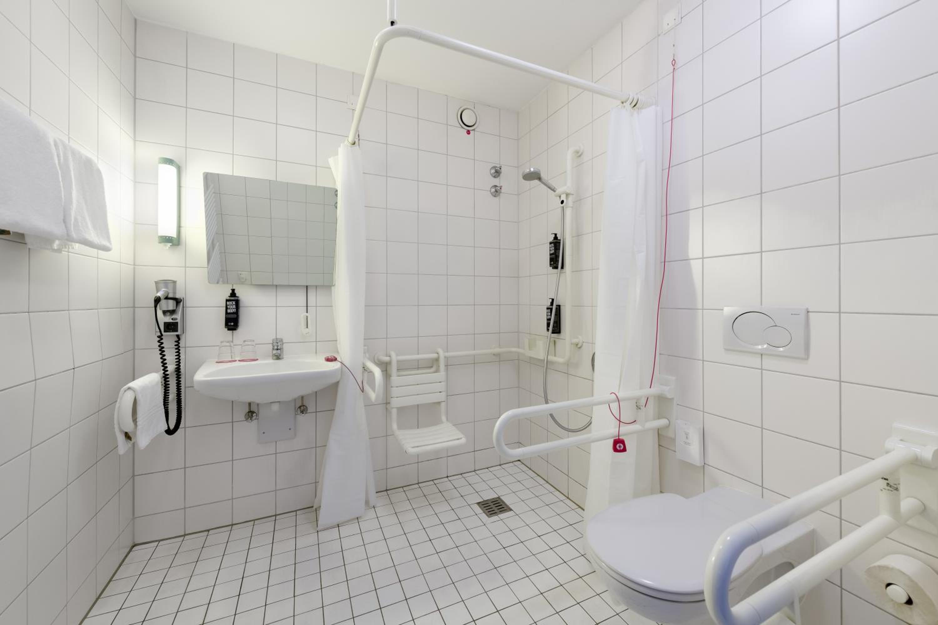 Accessible Twin Room - Photo 11