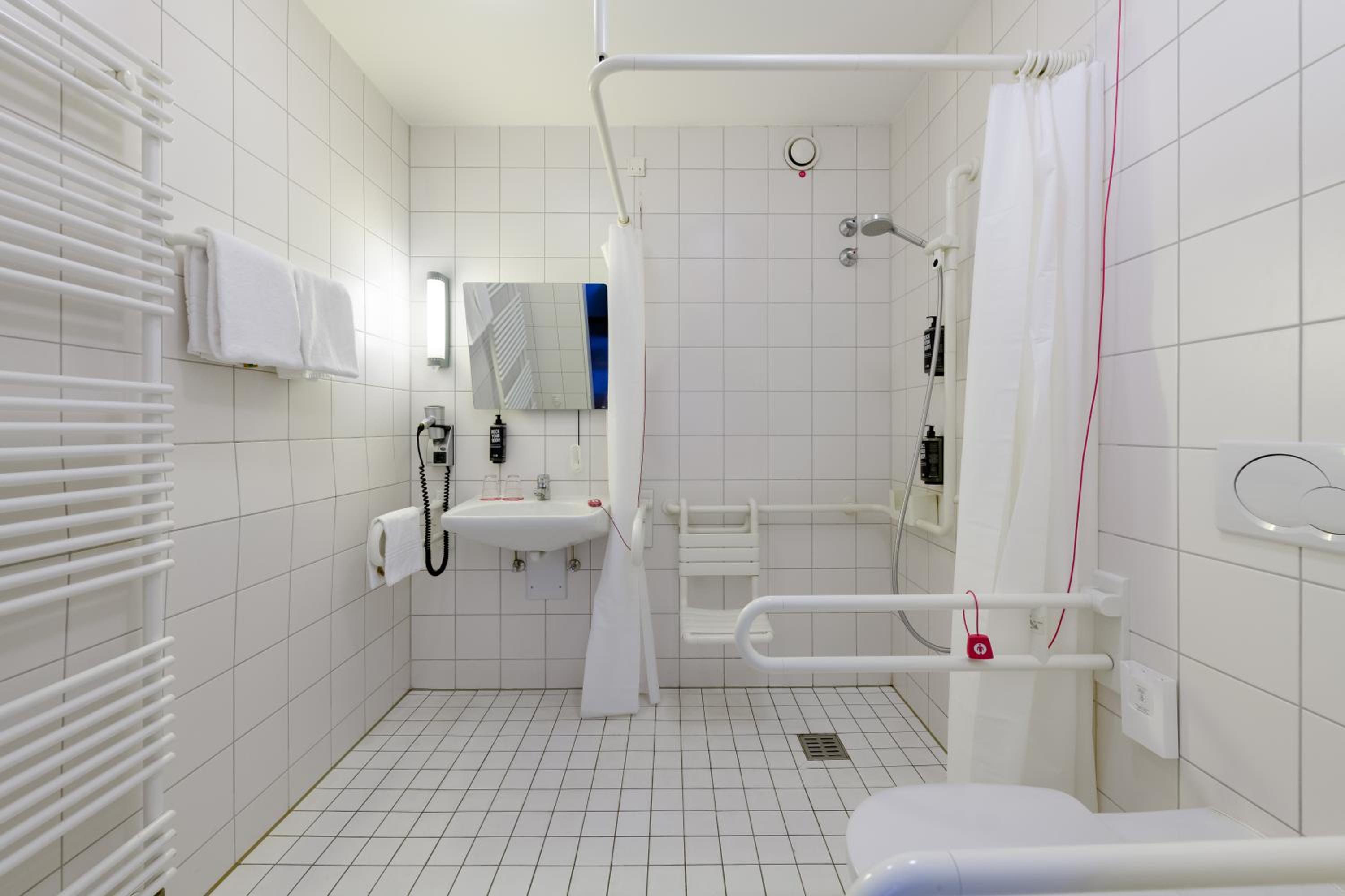 Accessible Twin Room - Photo 13