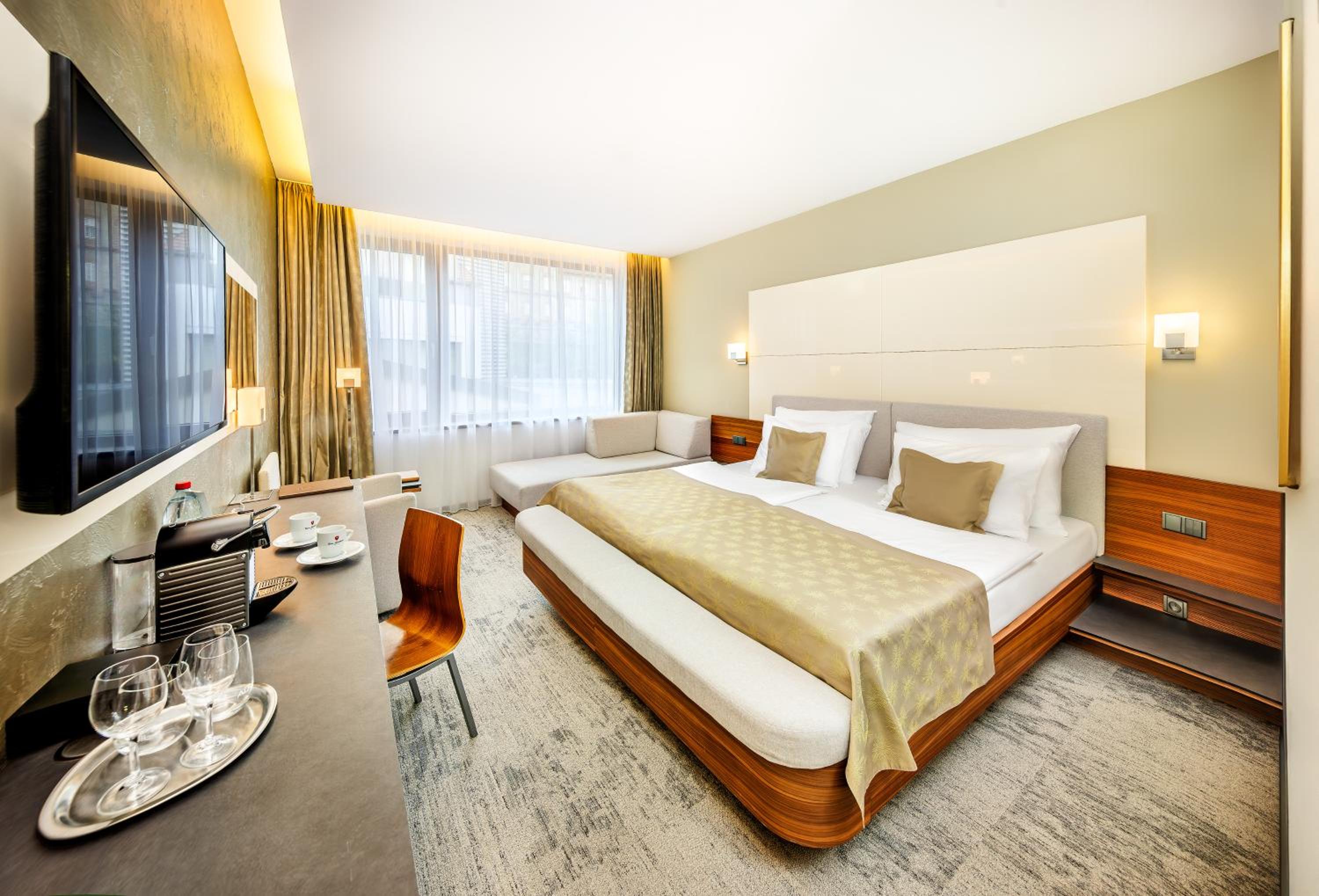 Superior Double Room with Extra Bed photo 2