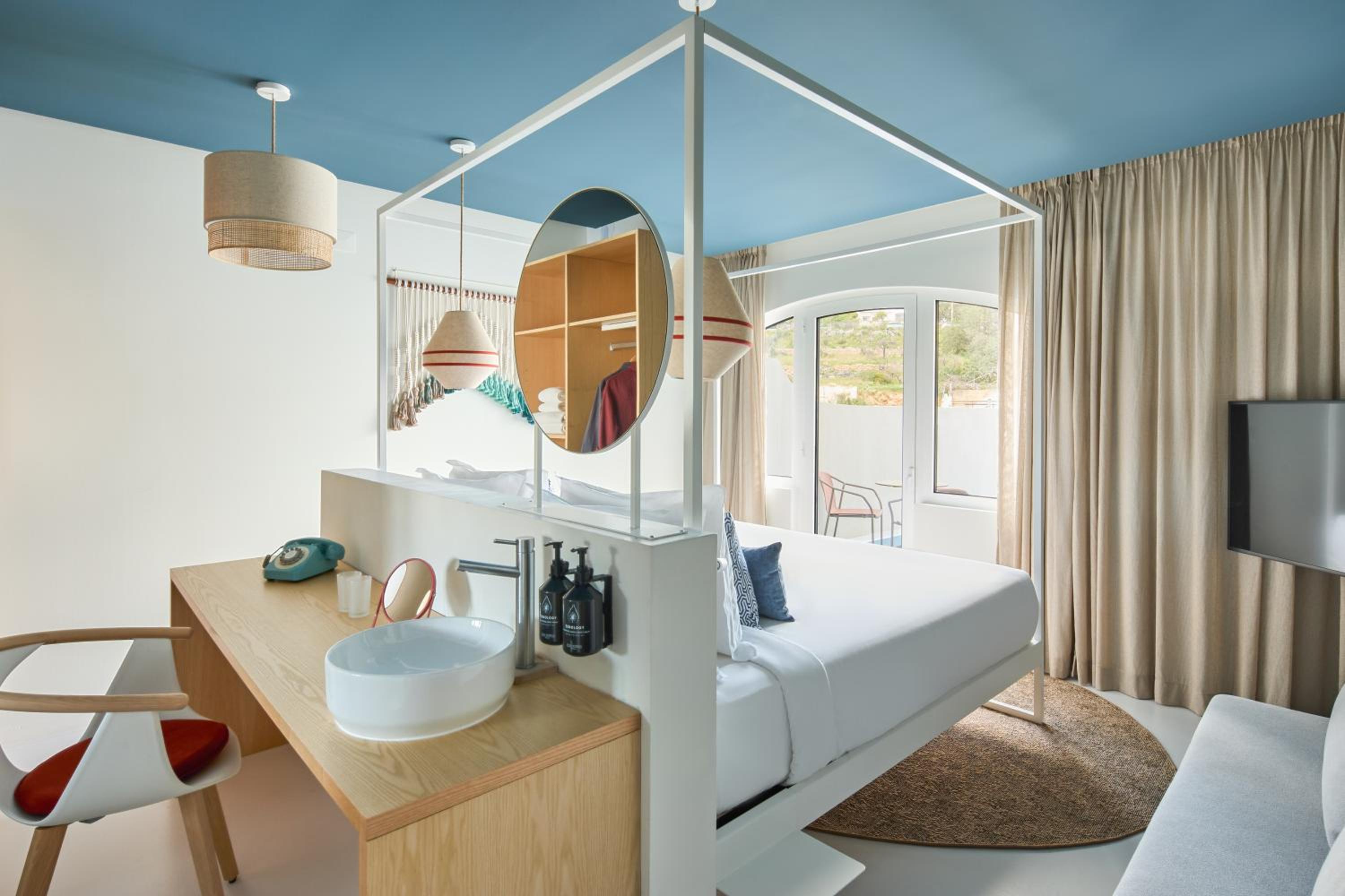 Premium King Room with Balcony - Photo 2
