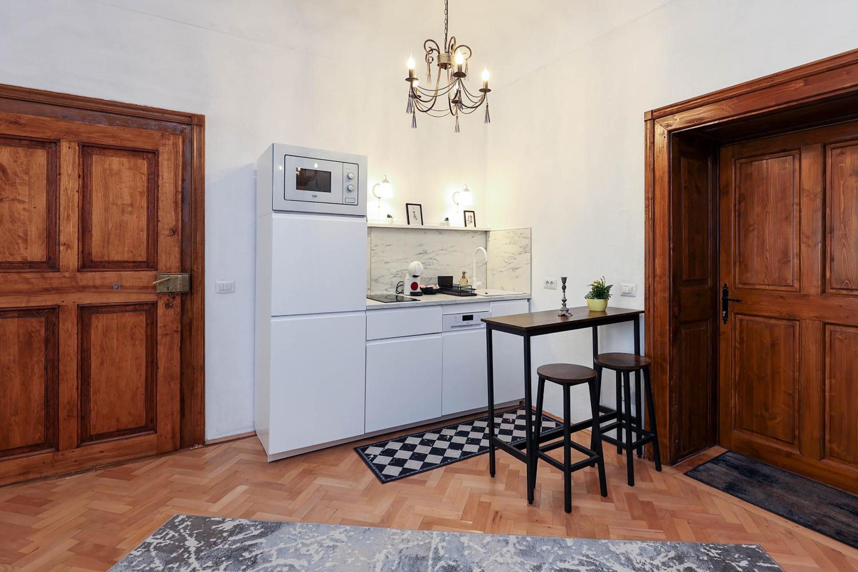 One-Bedroom Apartment with City View - Photo 18