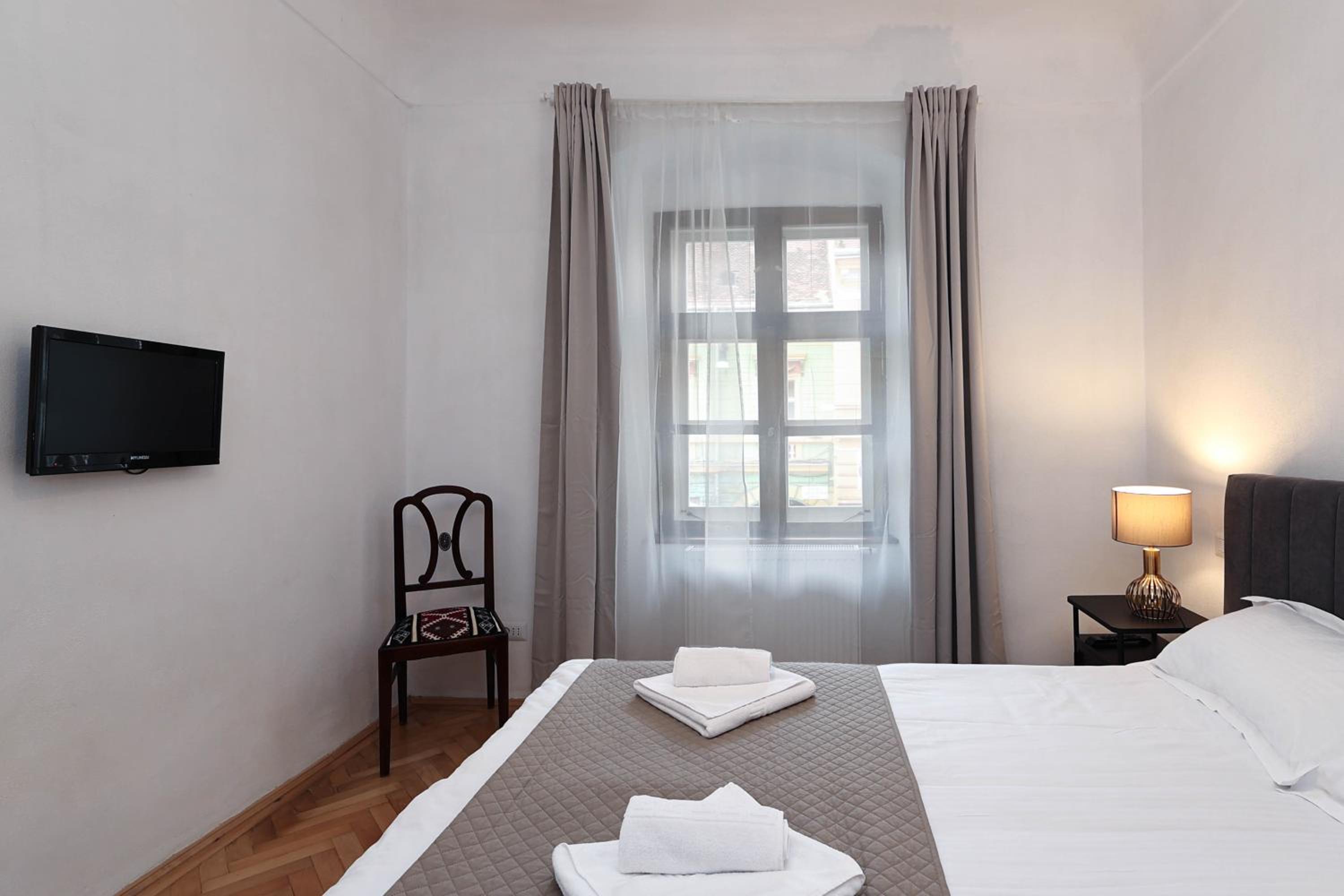 One-Bedroom Apartment with City View - Photo 22