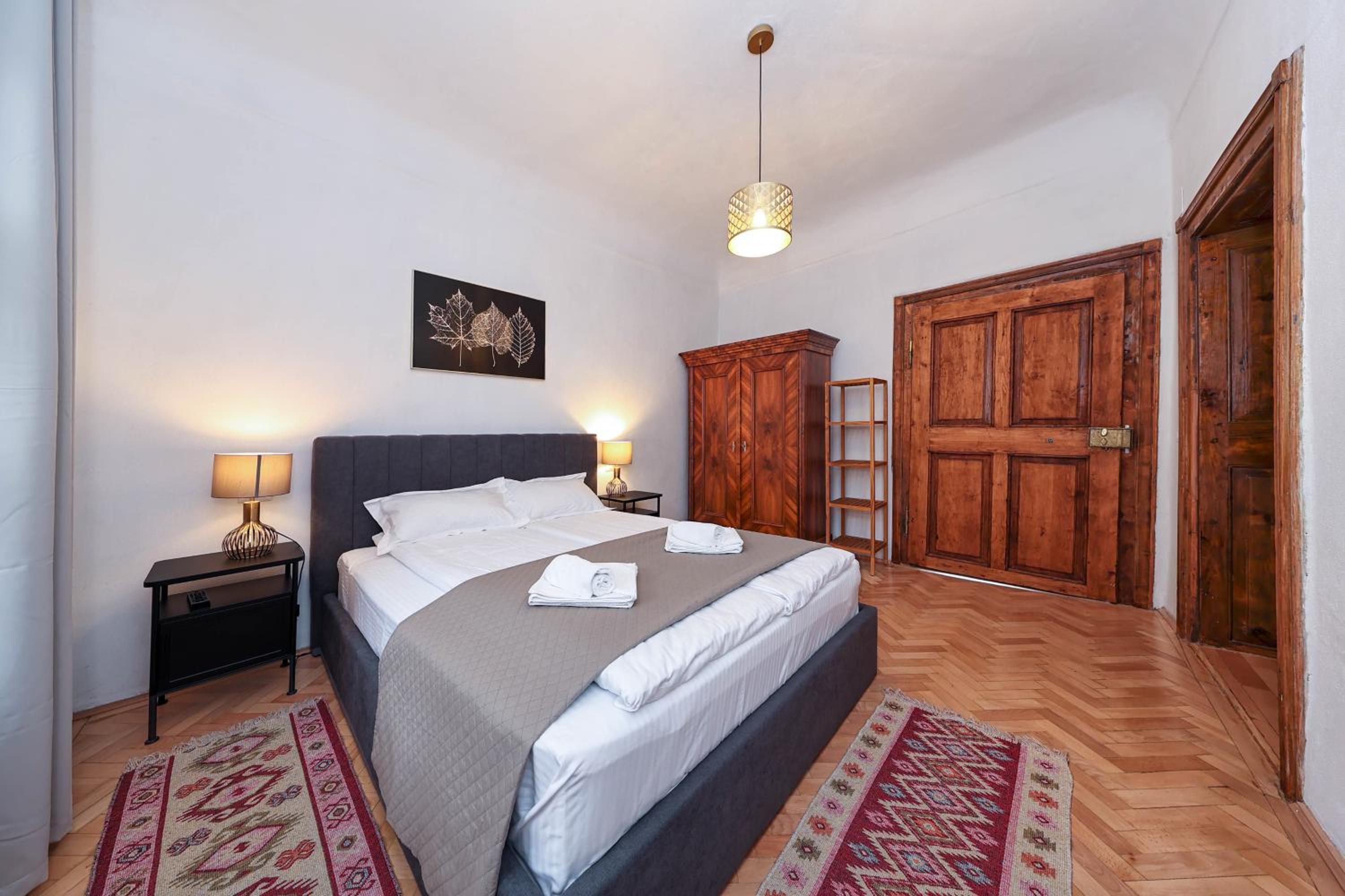 One-Bedroom Apartment with City View - Photo 13