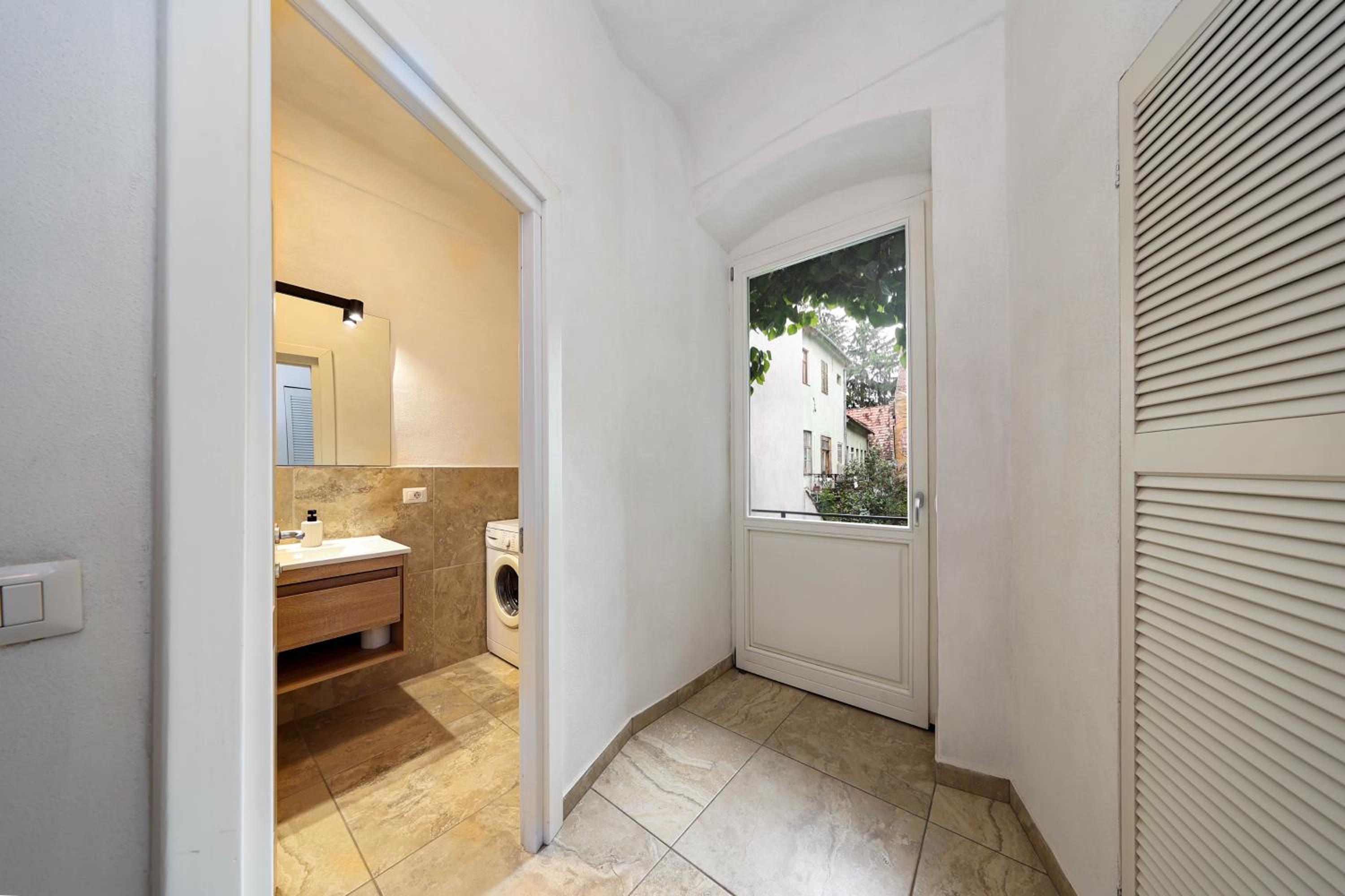 One-Bedroom Apartment with City View - Photo 25