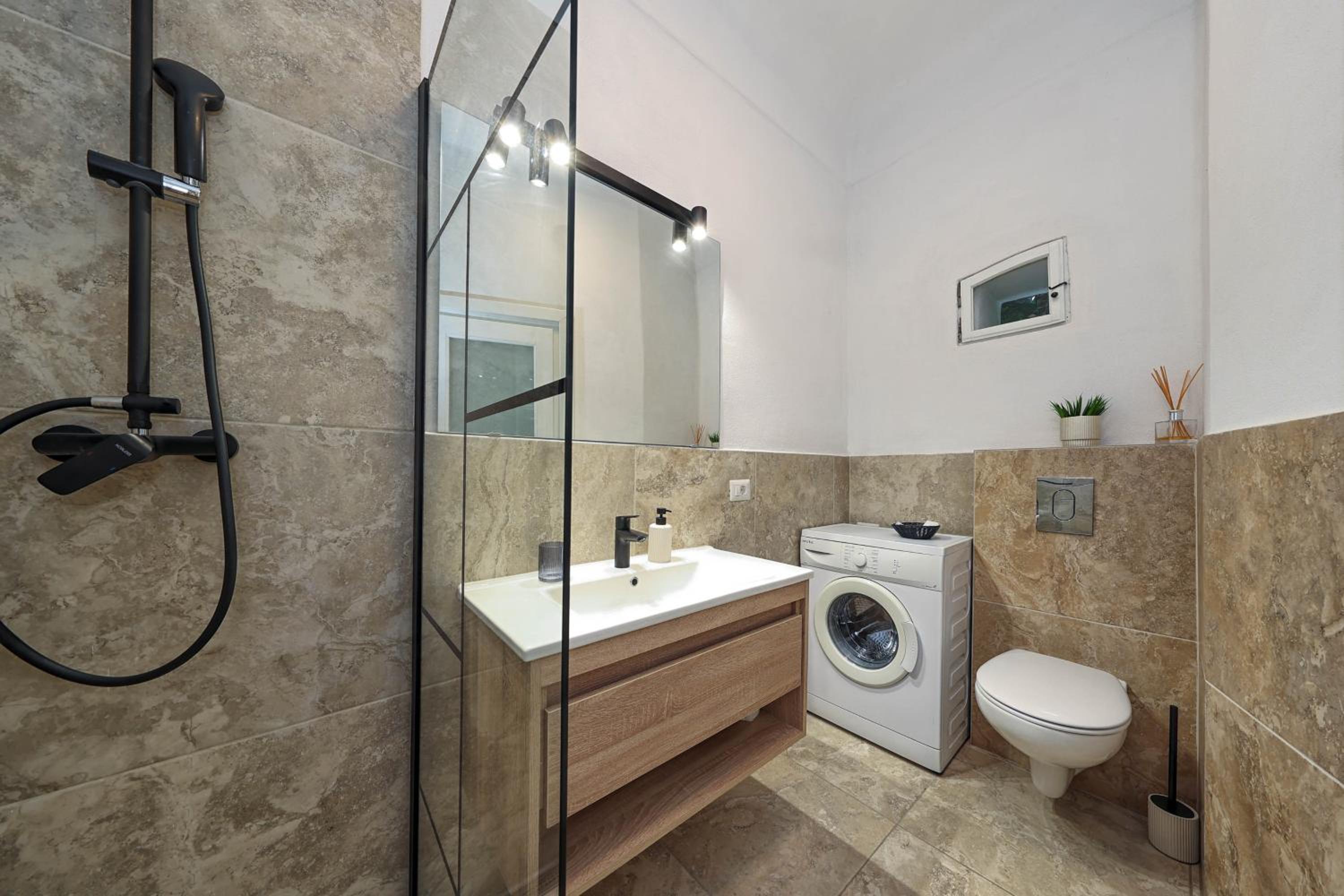 One-Bedroom Apartment with City View - Photo 26