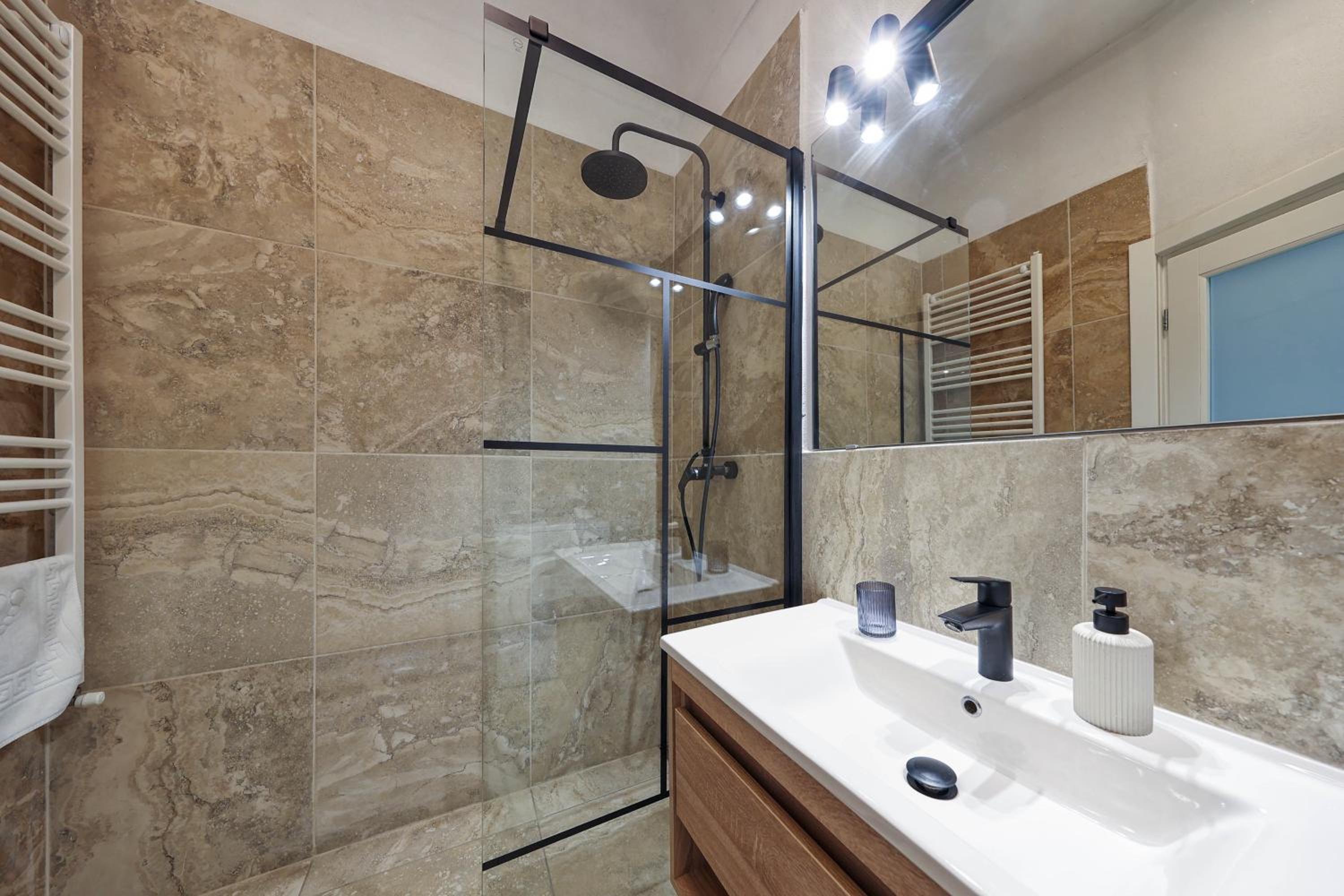 One-Bedroom Apartment with City View - Photo 24