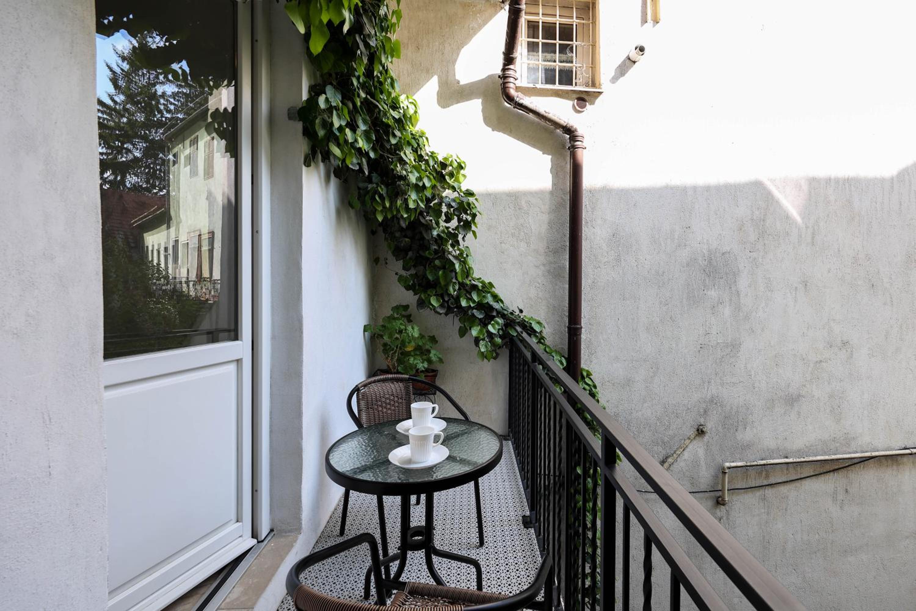 One-Bedroom Apartment with City View - Photo 27