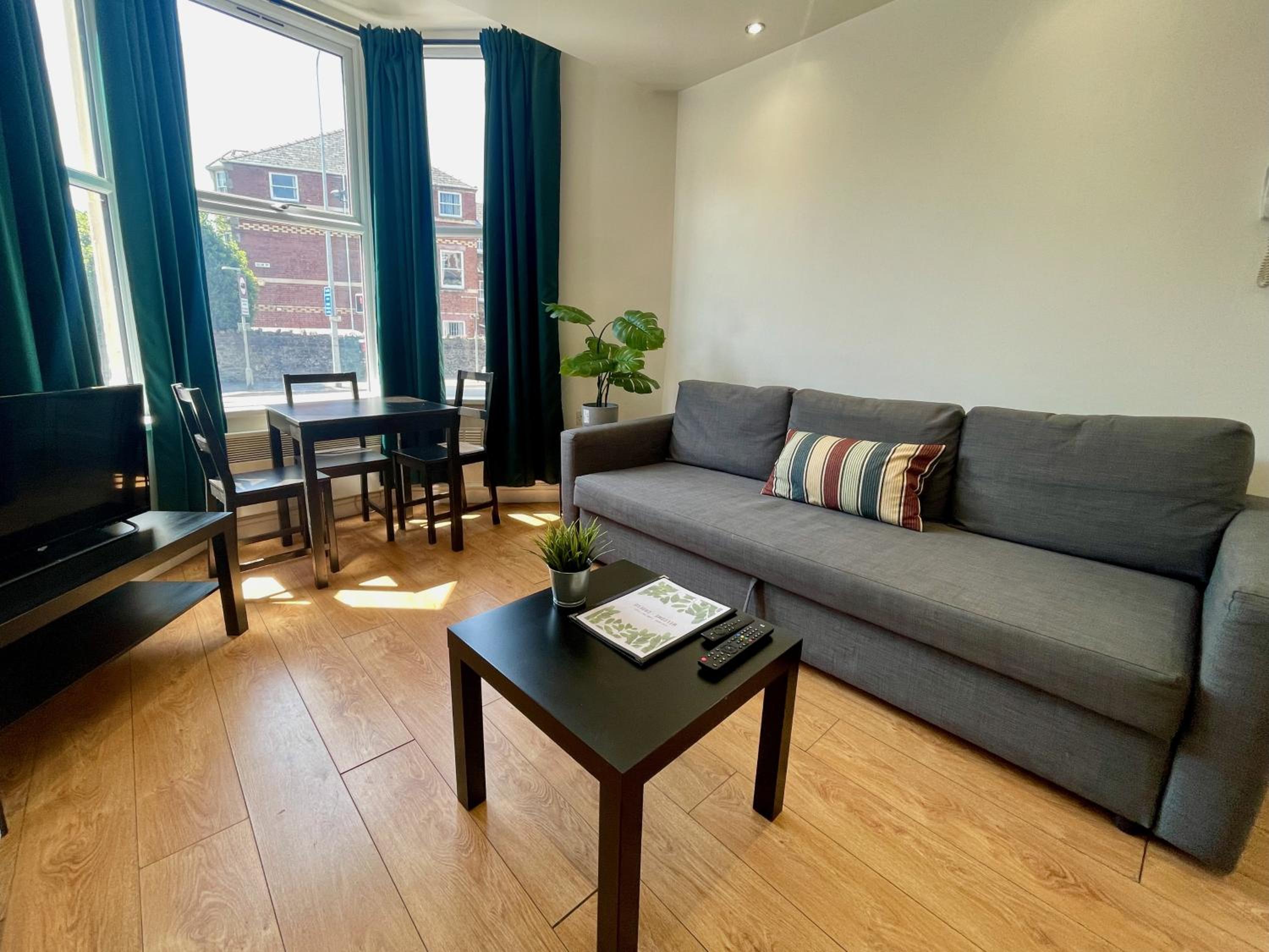 One-Bedroom Superior Apartment - Photo 3