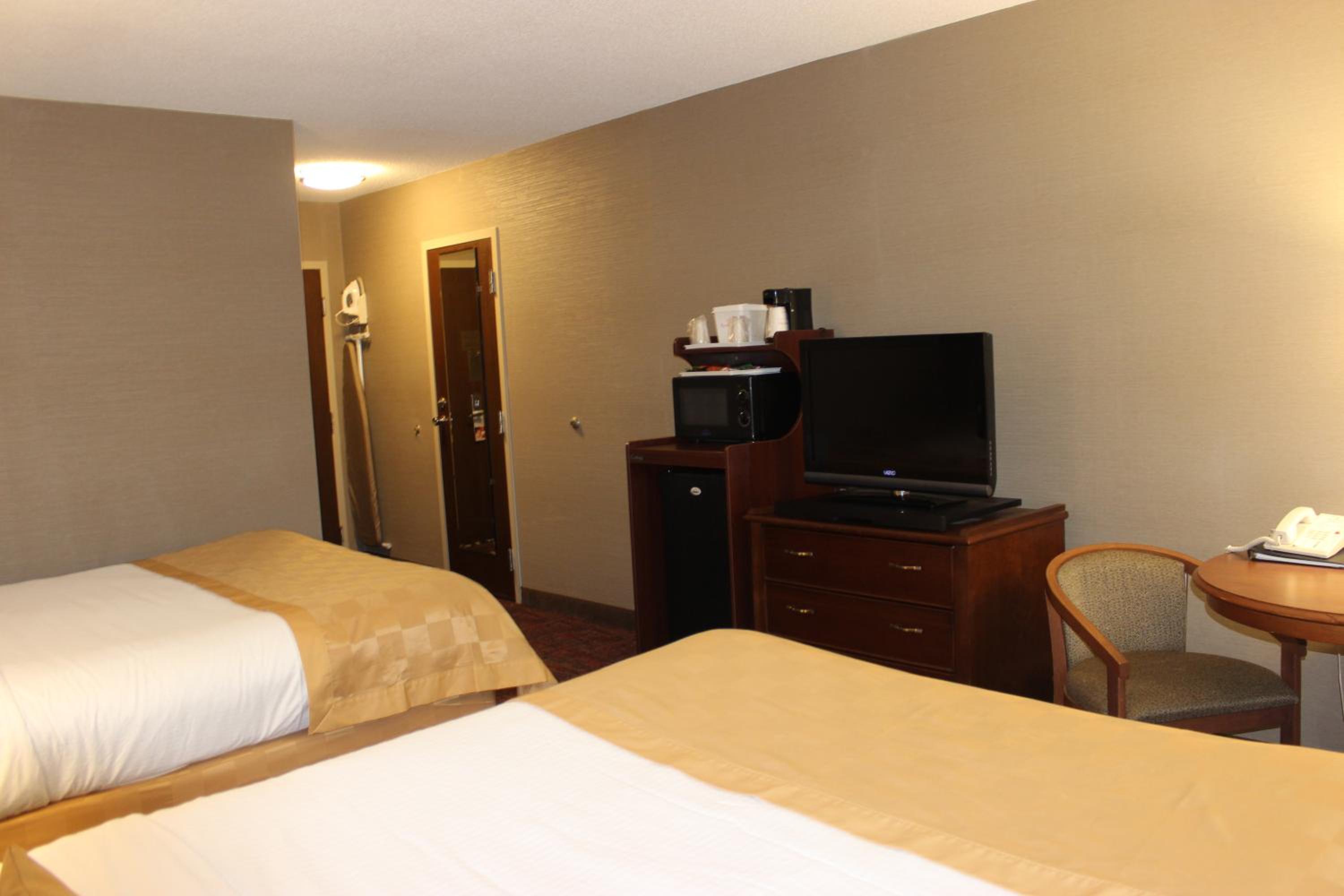 Queen Room with Two Queen Beds and Roll-in Shower - Mobility Accessible/Non-Smoking - Photo 3