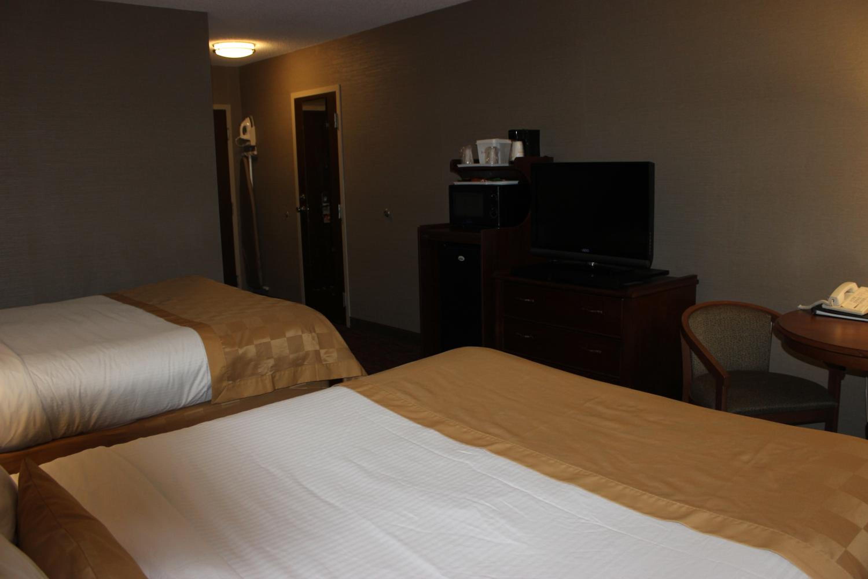Queen Room with Two Queen Beds and Roll-in Shower - Mobility Accessible/Non-Smoking - Photo 4
