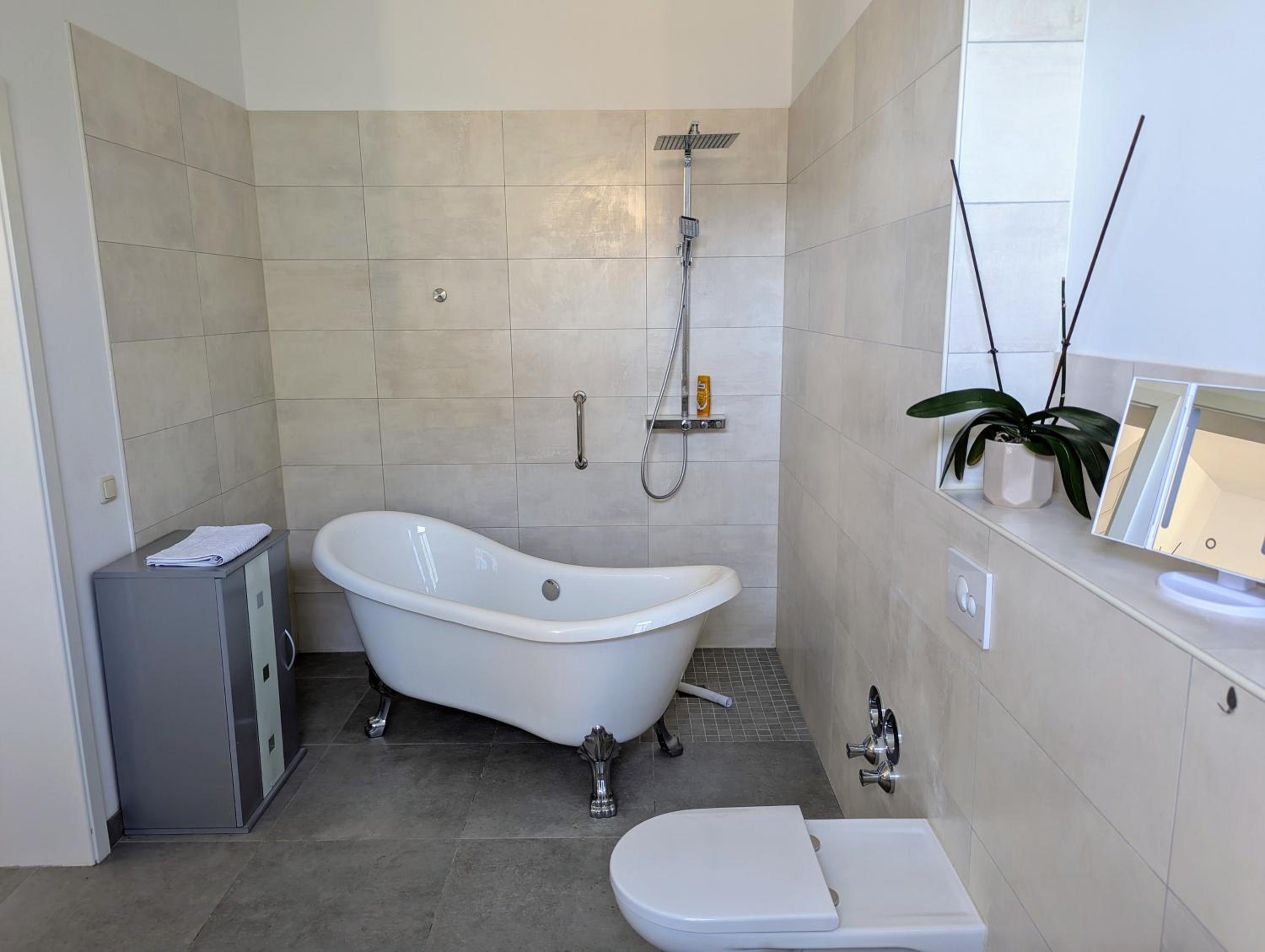 One-Bedroom Apartment with Balcony photo 1