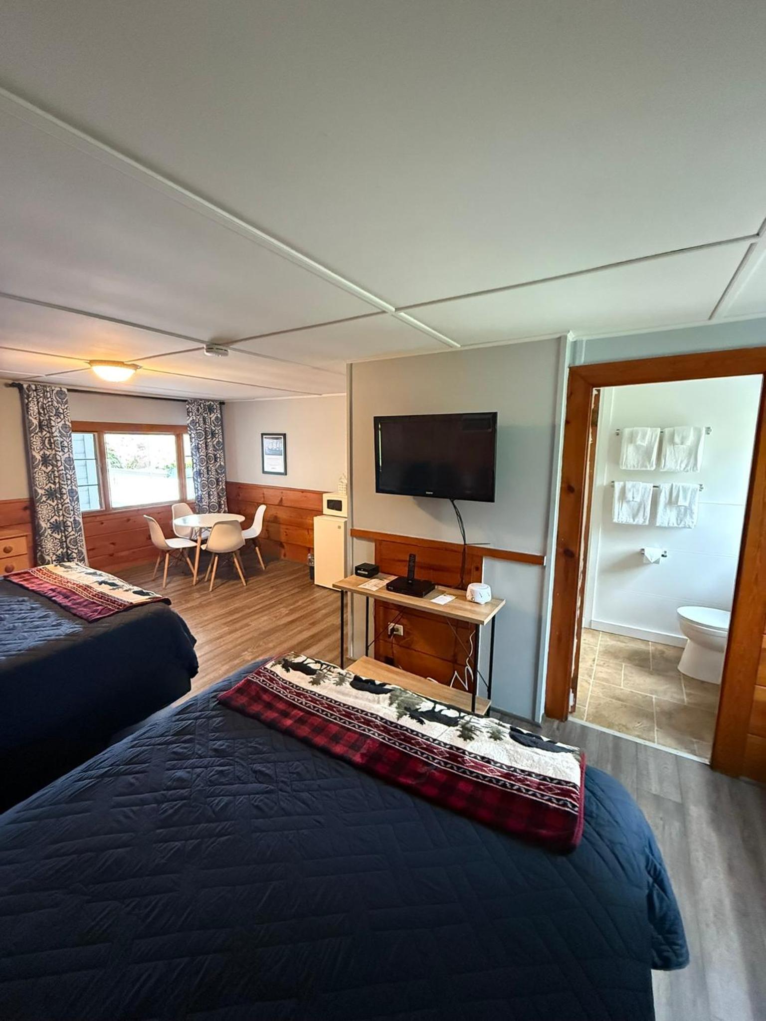 Queen Room with Two Queen Beds photo 2