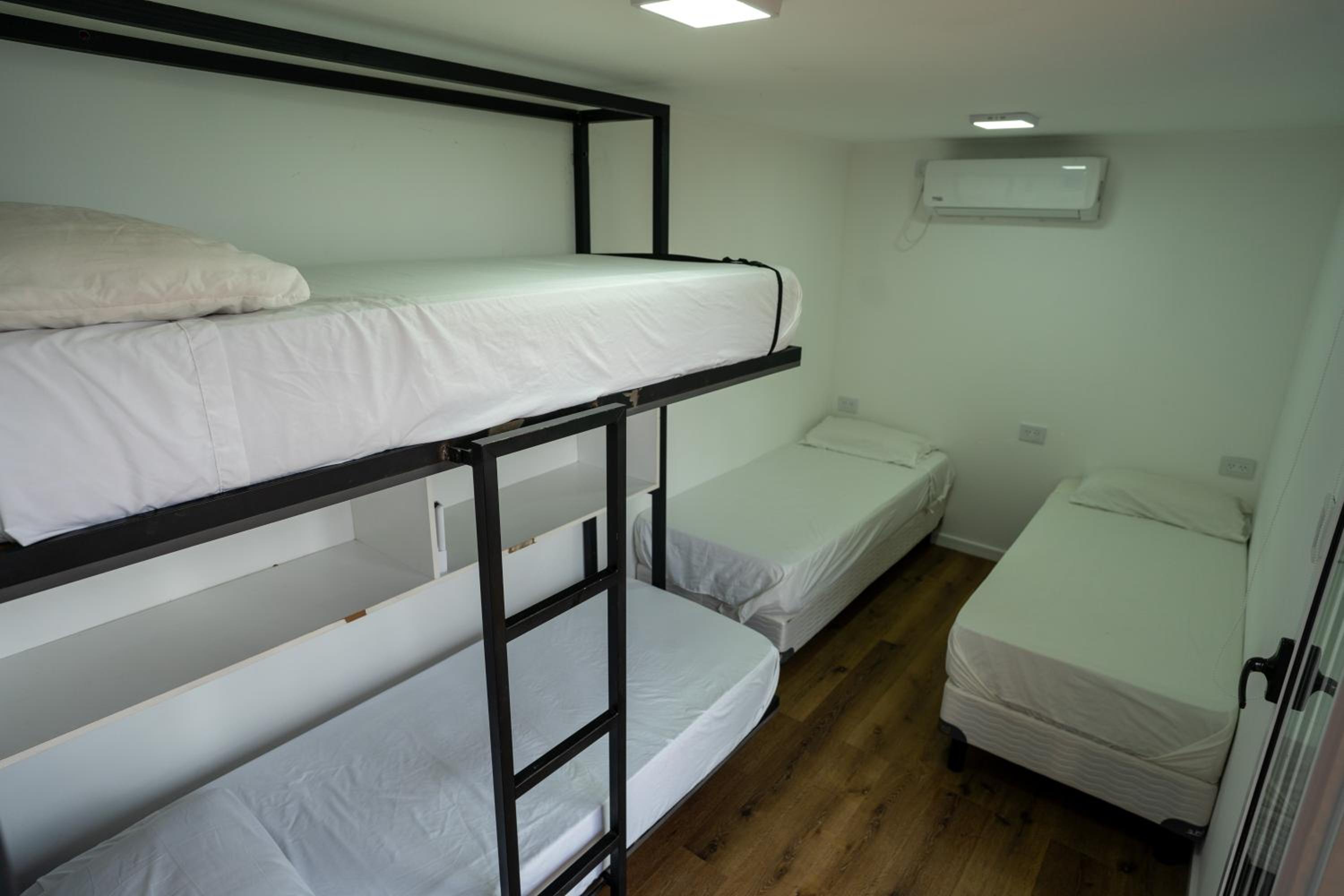 Quadruple Room with Private Bathroom photo 2