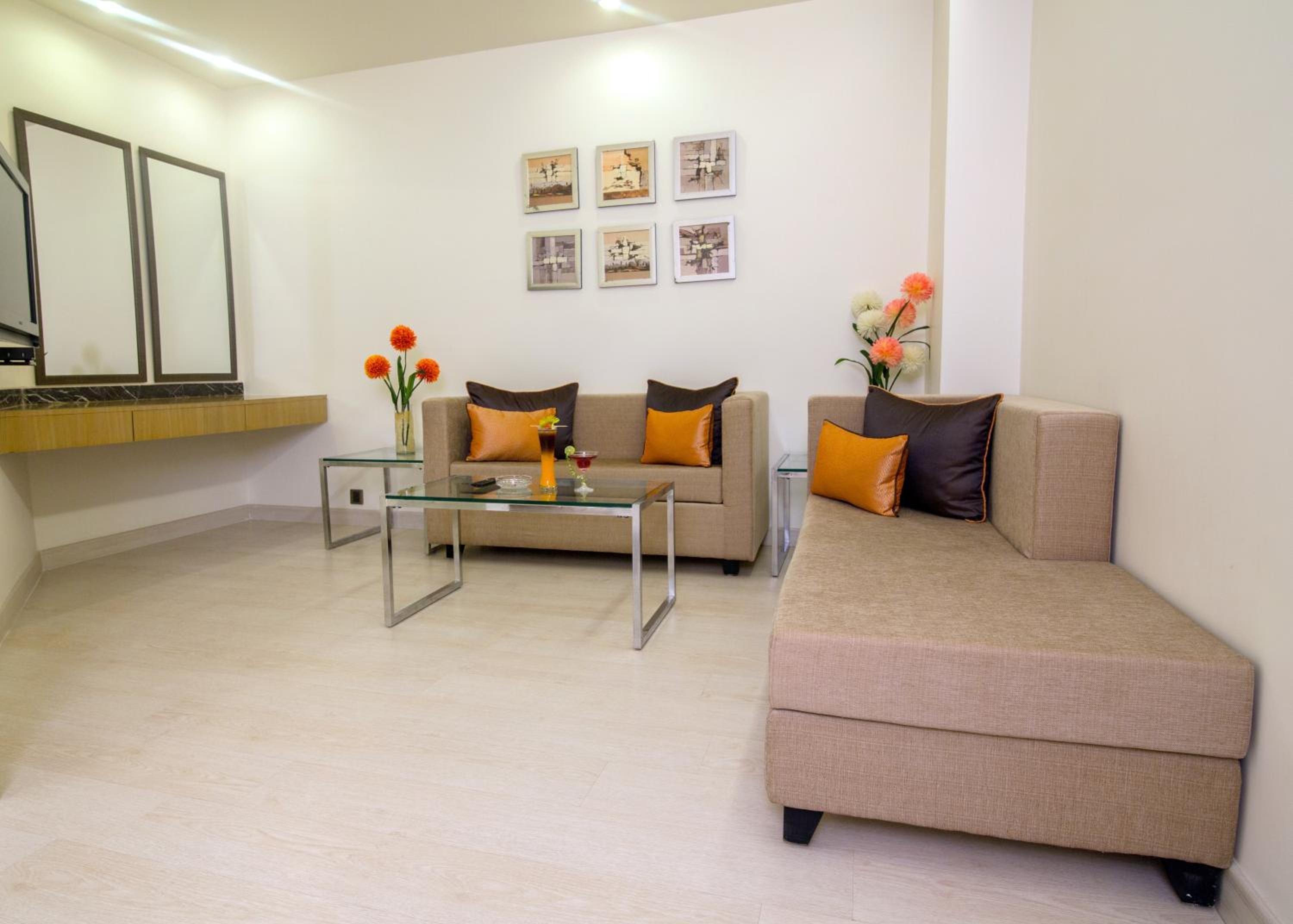 Suite - Photo 17
