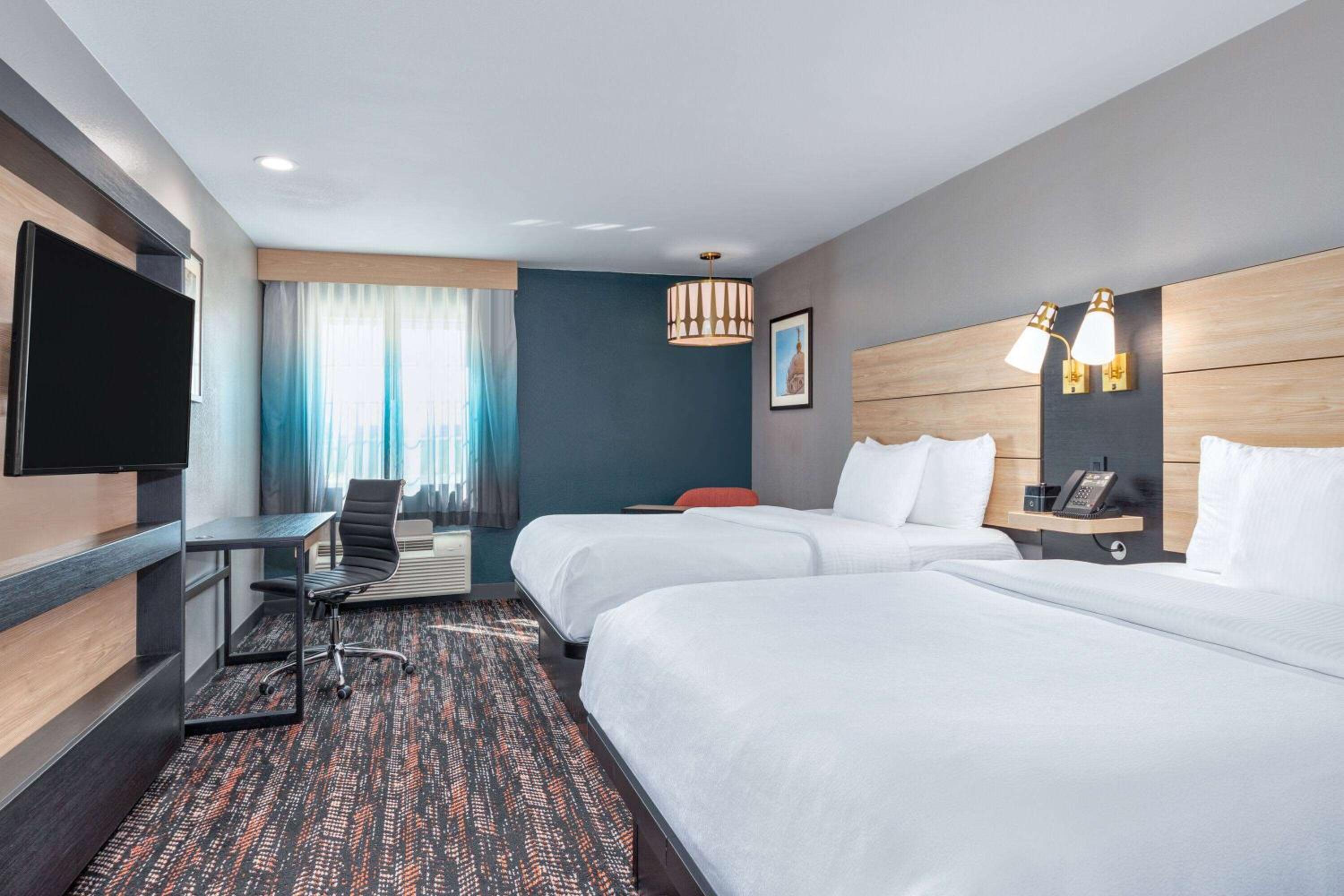 2 Queen Beds, Mobility/Hearing Accessible Room, Tub w/ Grab Bars, Non-Smoking - Photo 1