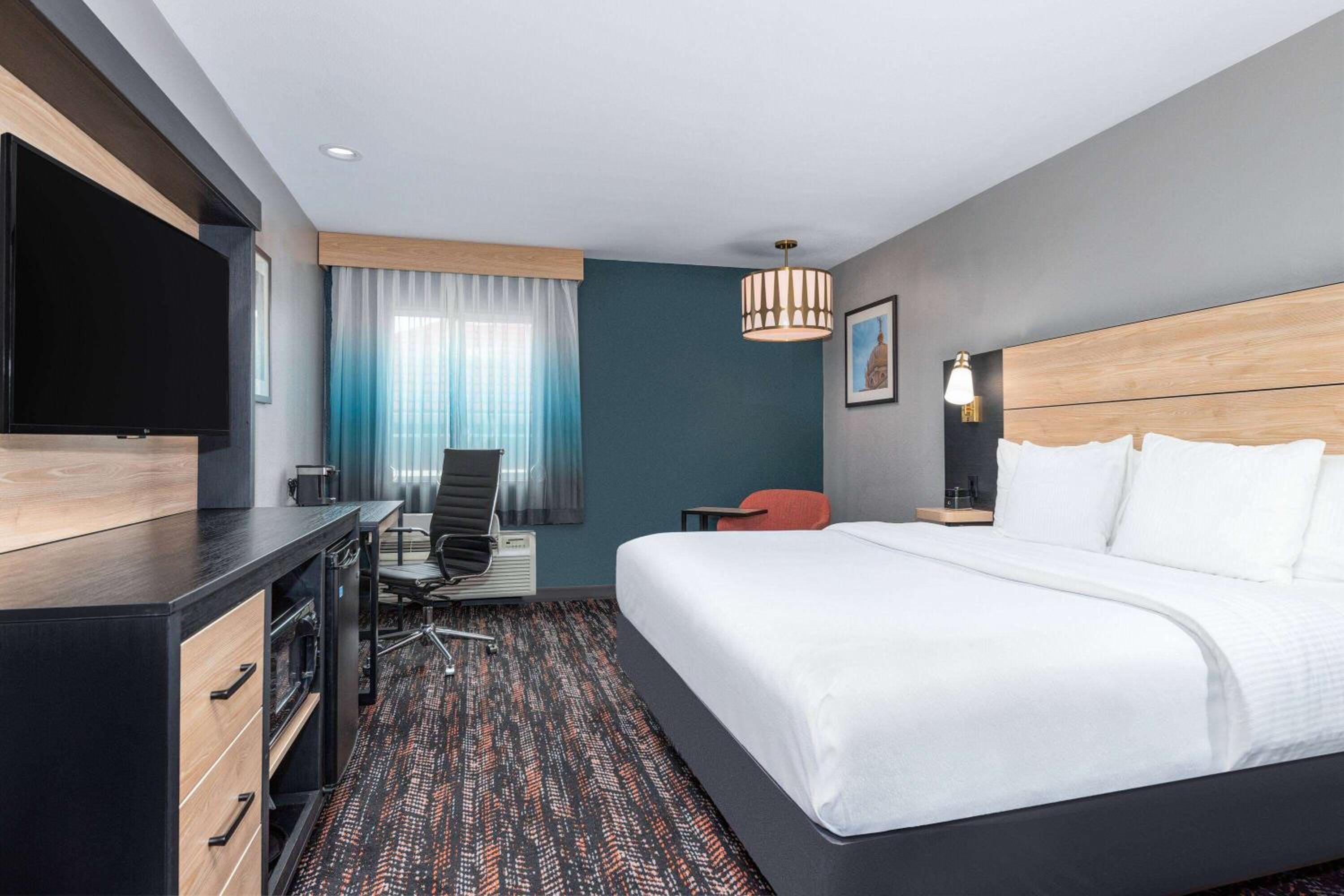1 King Bed, Mobility/Hearing Accessible Room, Bathtub w/ Grab Bars, Non-Smoking - Photo 1