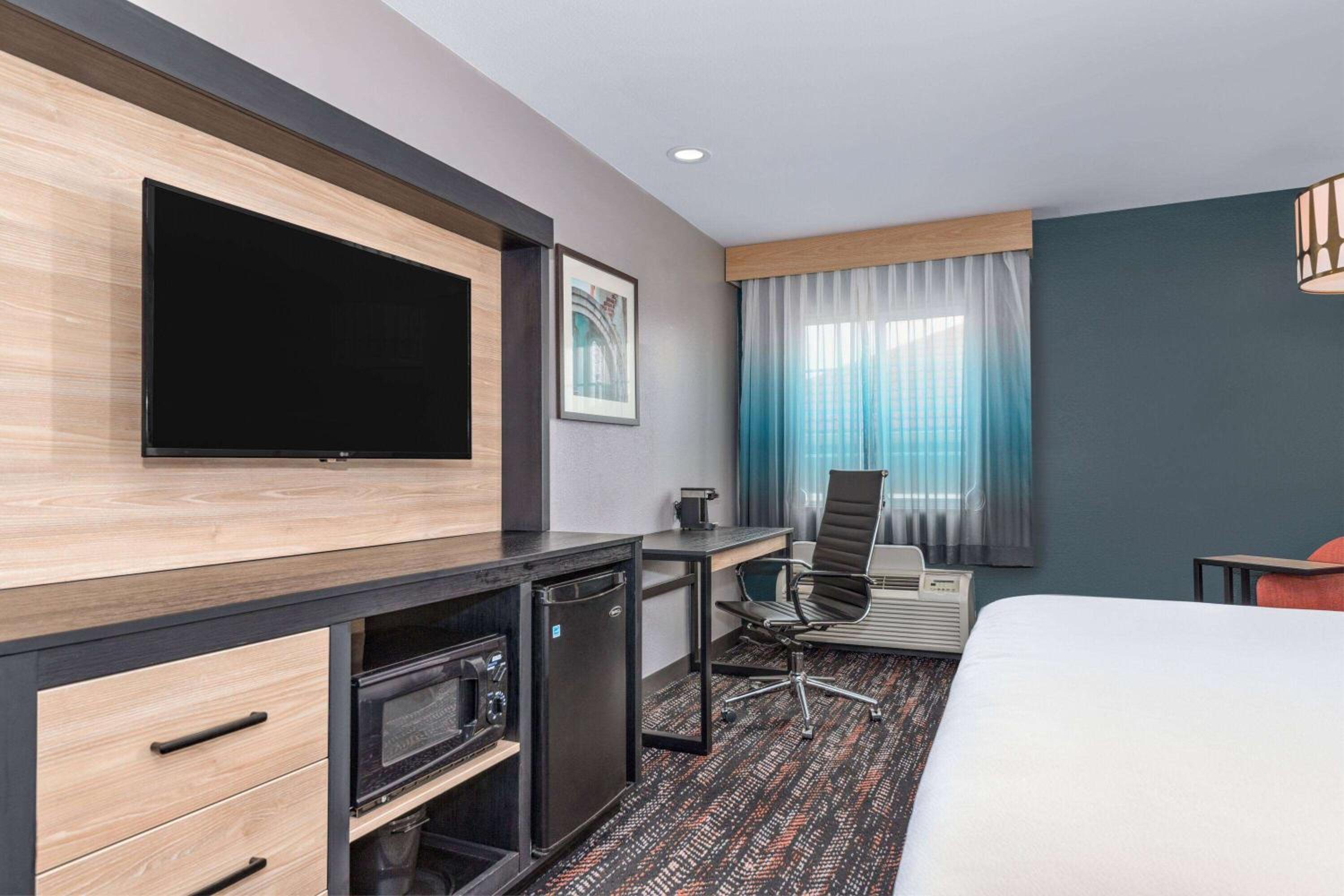 2 Queen Beds, Mobility/Hearing Accessible Room, Tub w/ Grab Bars, Non-Smoking - Photo 3
