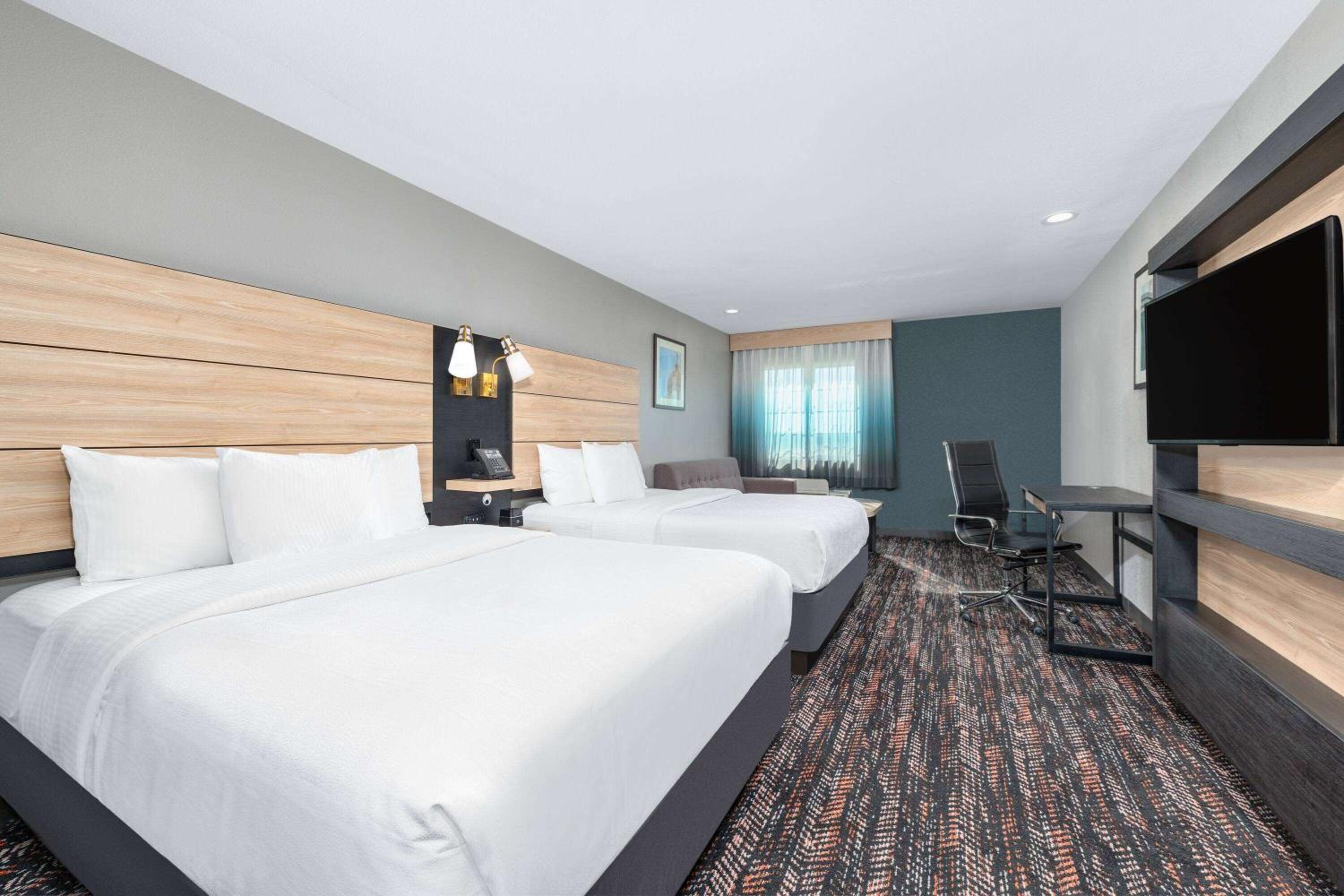 Deluxe Queen Room with Two Queen Beds - Non-Smoking photo 2