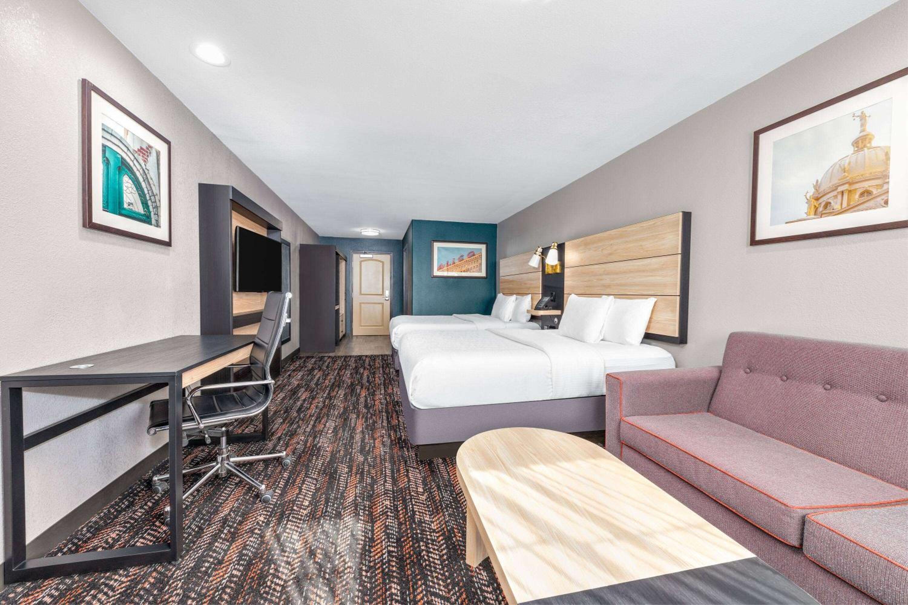 Deluxe Queen Room with Two Queen Beds - Non-Smoking photo 3