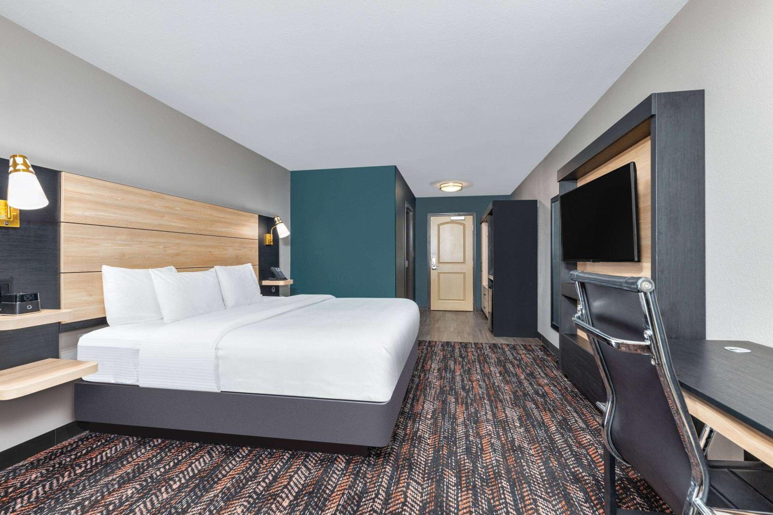 King Room - Non-Smoking - Photo 4