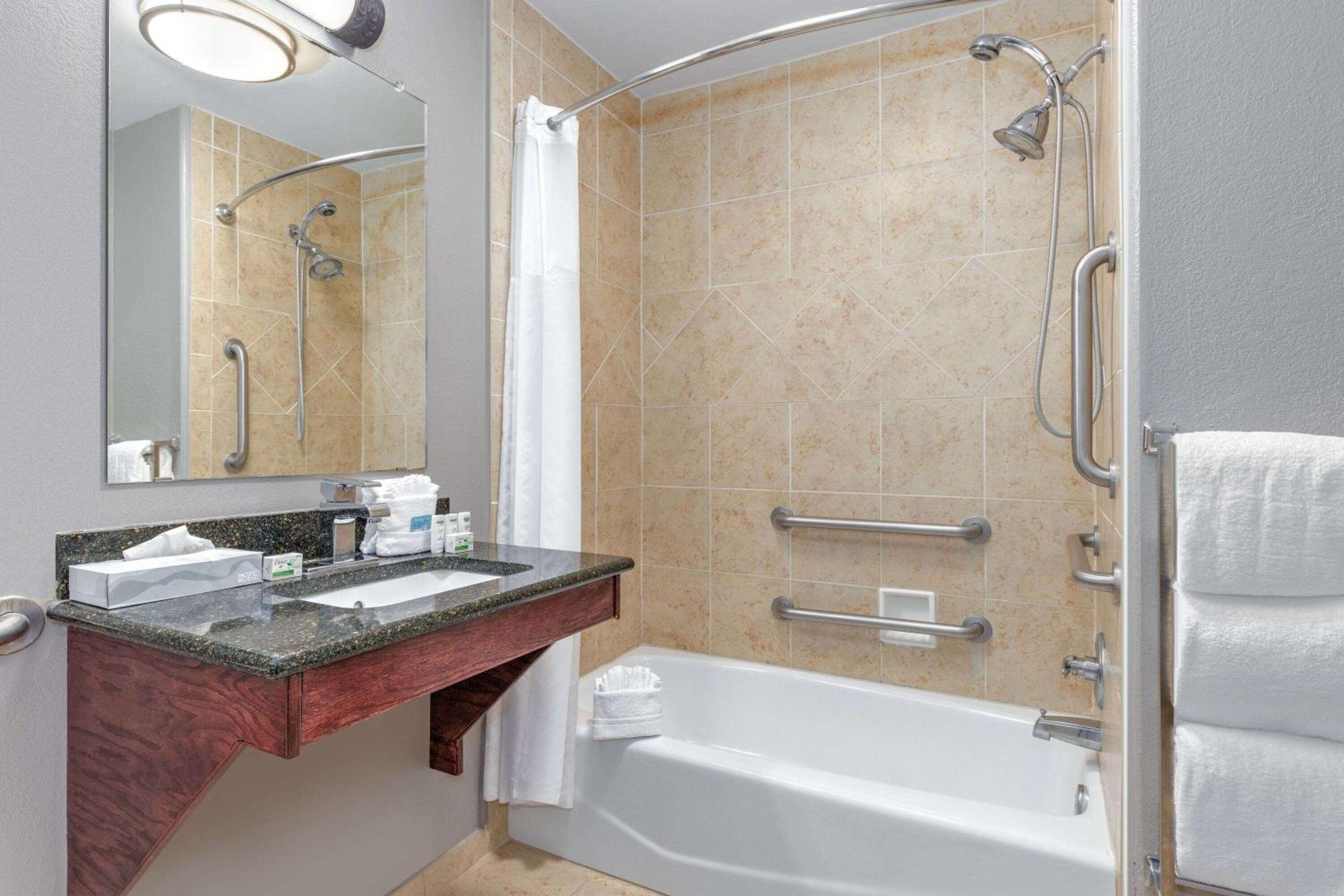 2 Queen Beds, Mobility/Hearing Accessible Room, Tub w/ Grab Bars, Non-Smoking - Photo 4