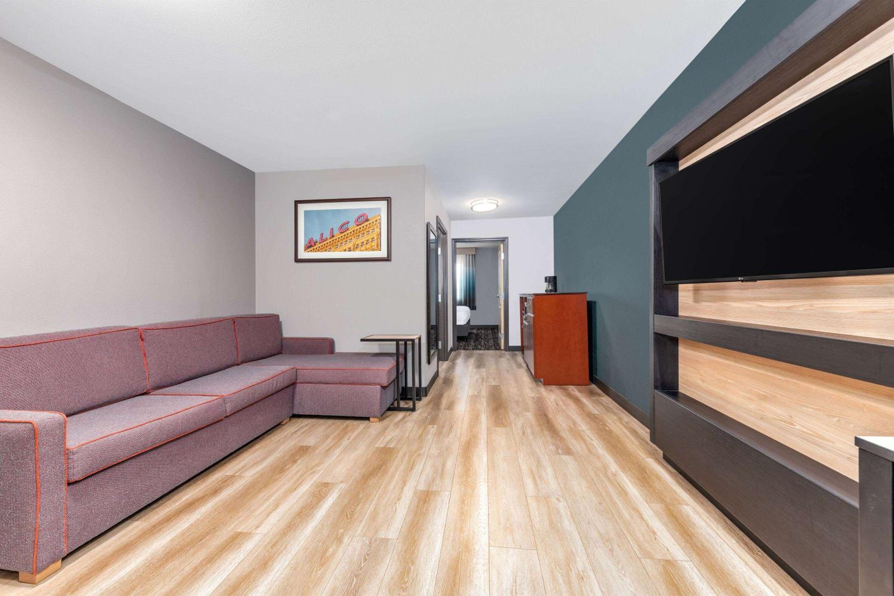 King Suite - Non-Smoking - Photo 2