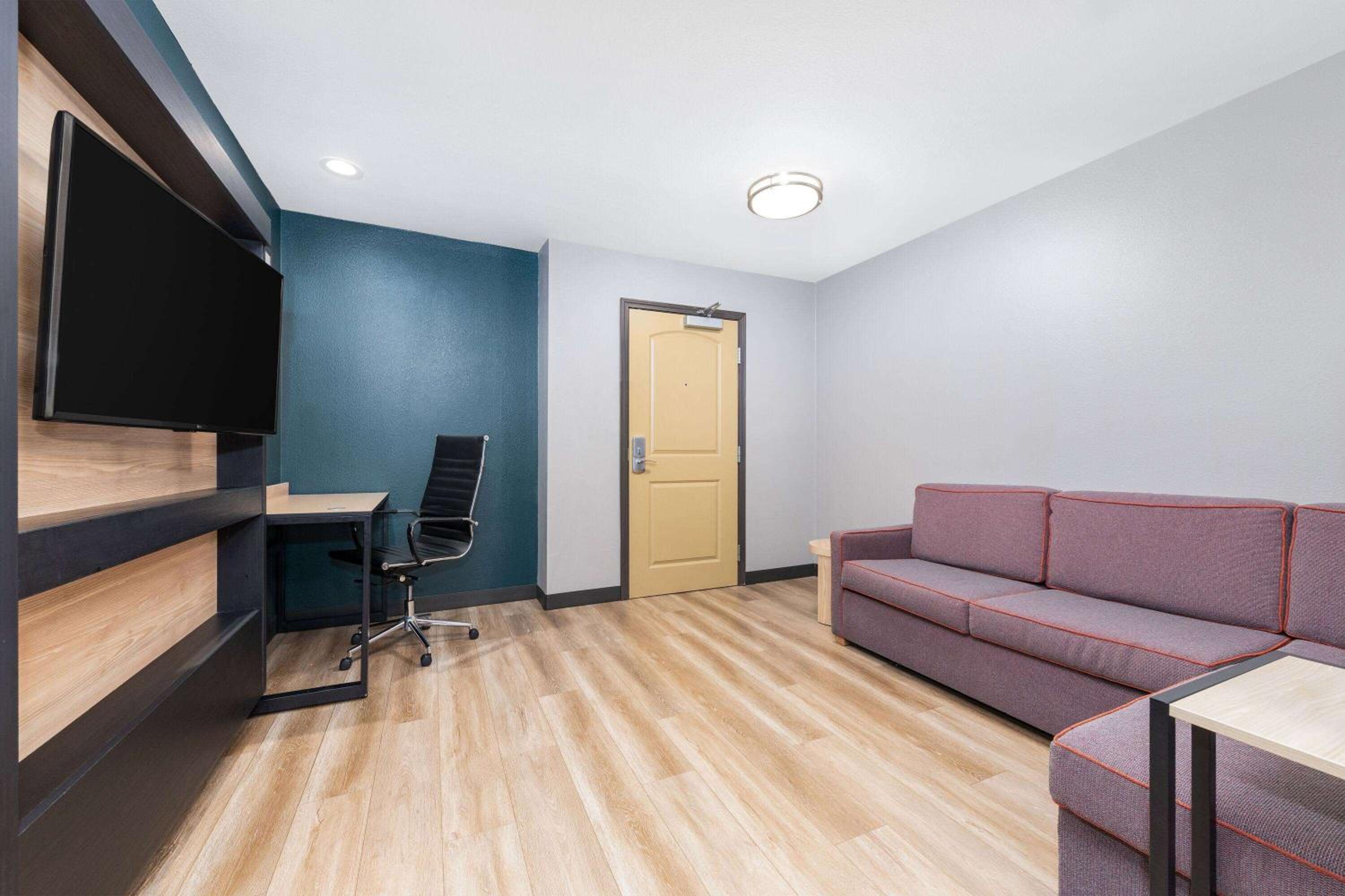 King Suite - Non-Smoking - Photo 3