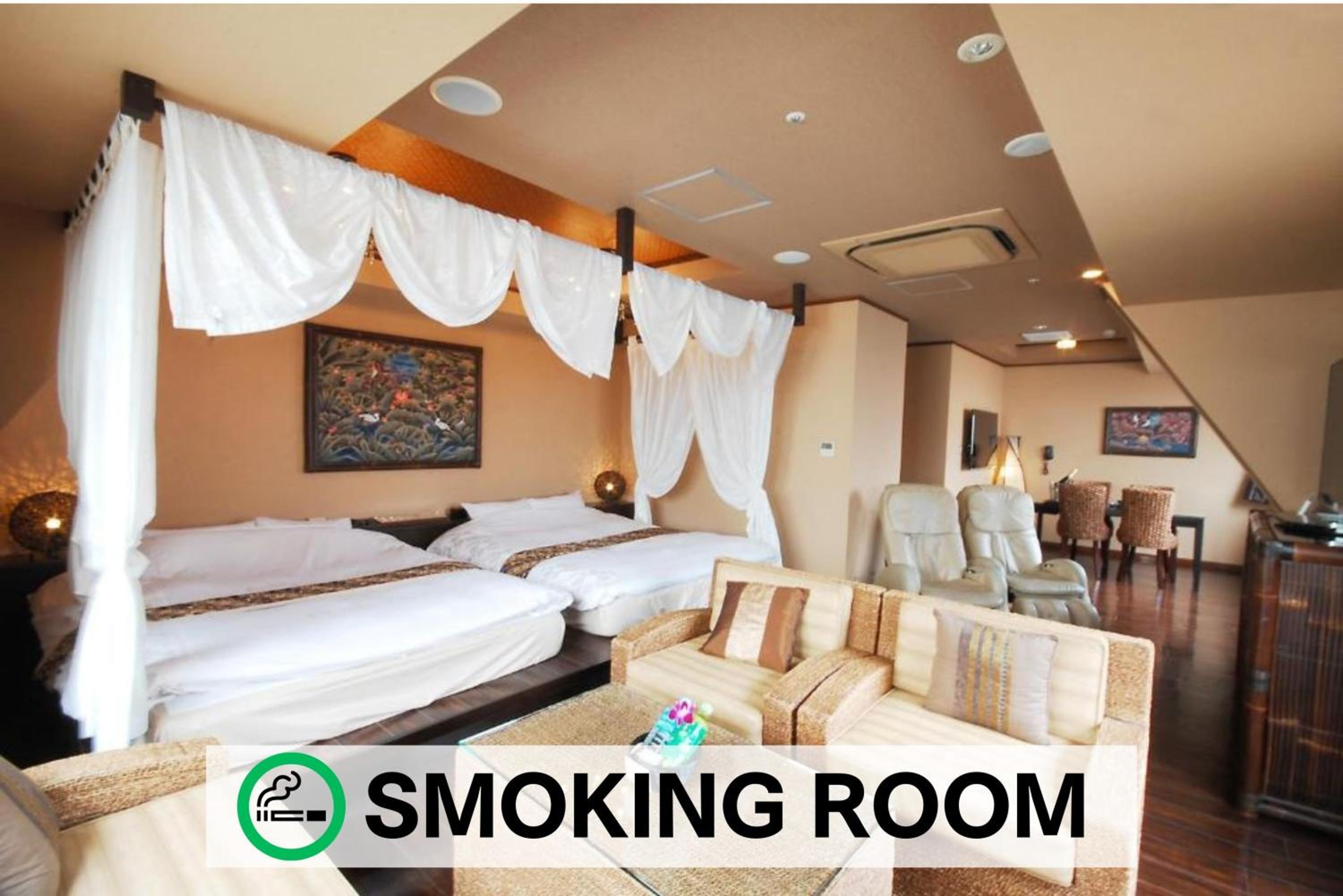 Cinema Canopy Suite | 2 King Beds, Large Blower Bath & 120 Projector - Photo 7