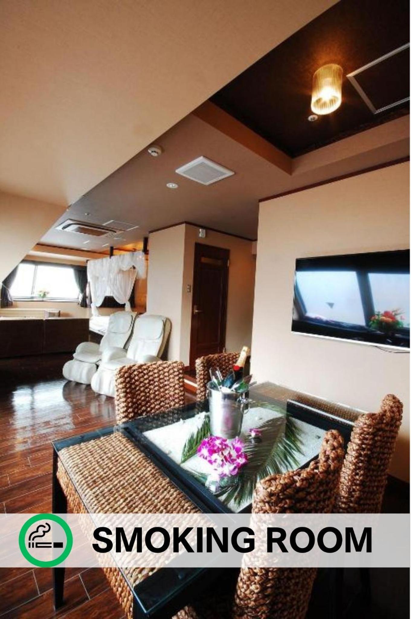 Cinema Canopy Suite | 2 King Beds, Large Blower Bath & 120 Projector - Photo 8