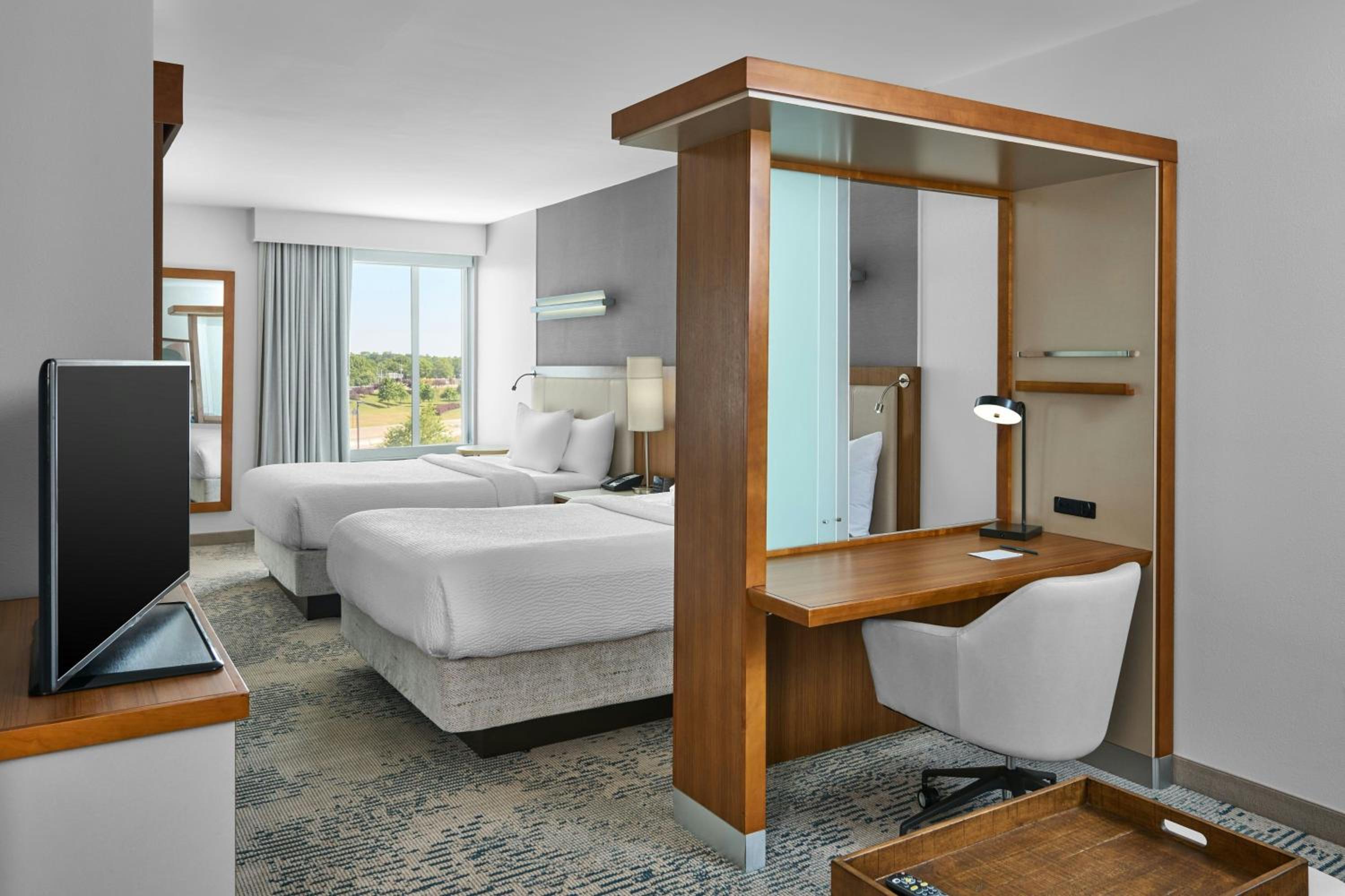 Standard King Room with Adapted Tub - Mobility and Hearing Accessible photo 2
