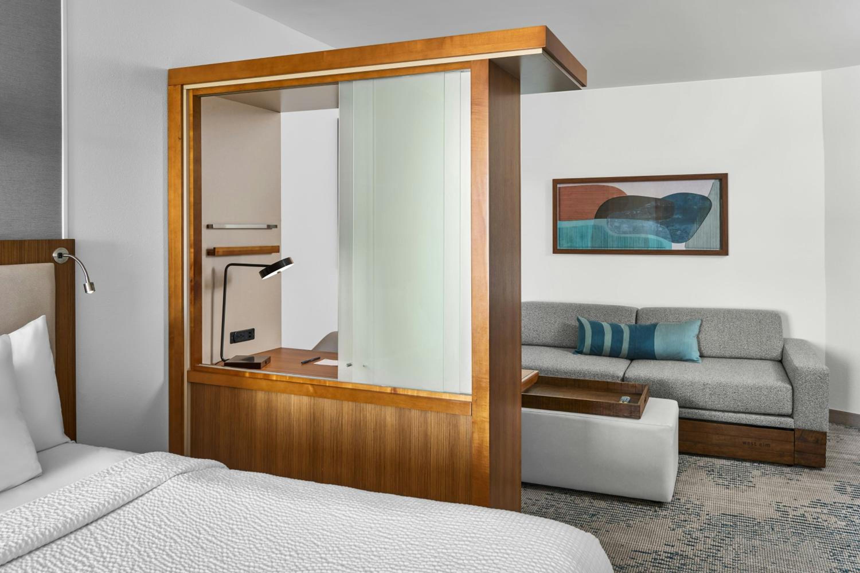 Standard King Room with Adapted Tub - Mobility and Hearing Accessible photo 3