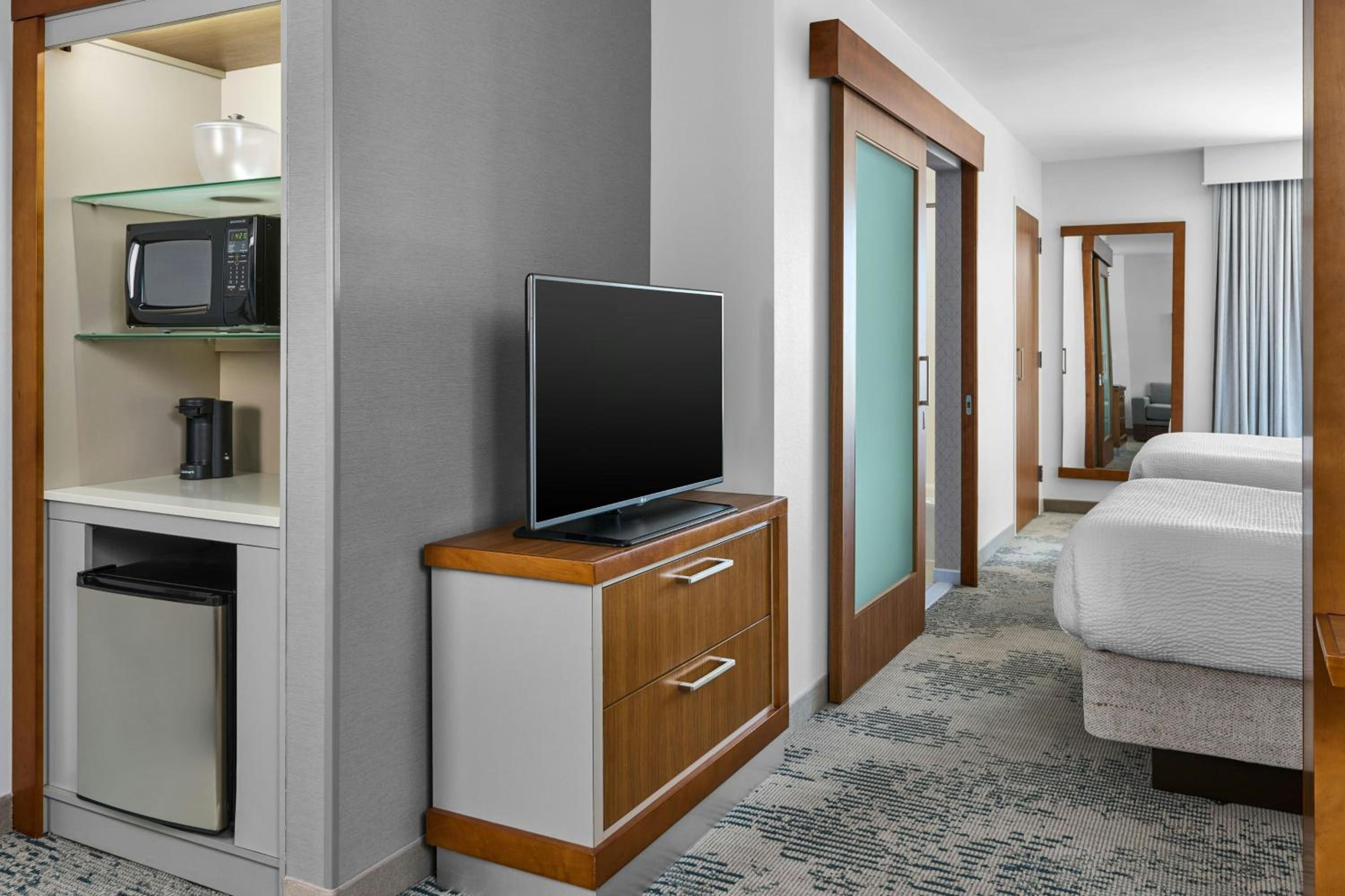 Queen Suite with Two Queen Beds and Trundle Sofa - Hearing Accessible