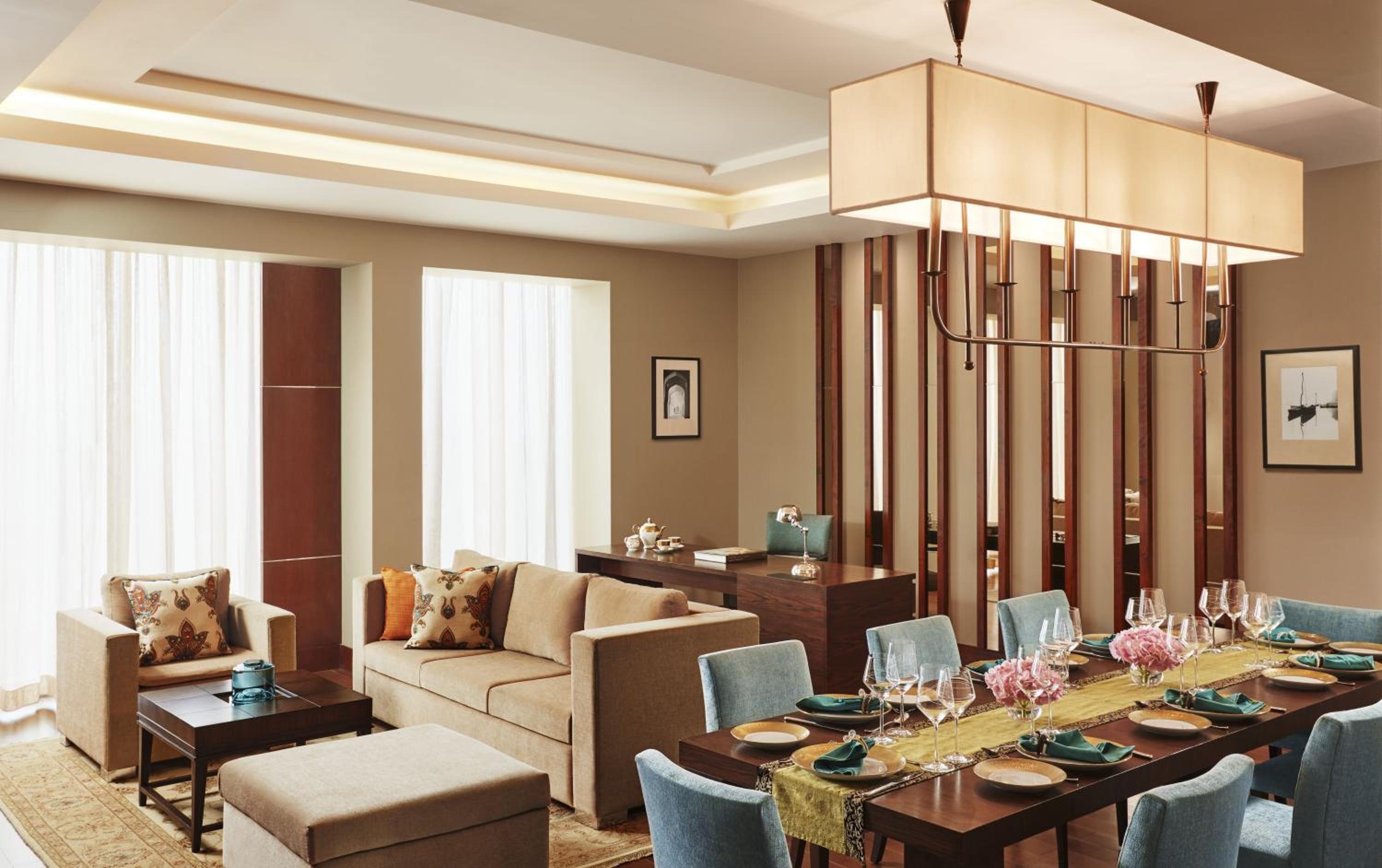 Luxury Suite King Bed – Lounge Access & 2 way Airport Transfers photo