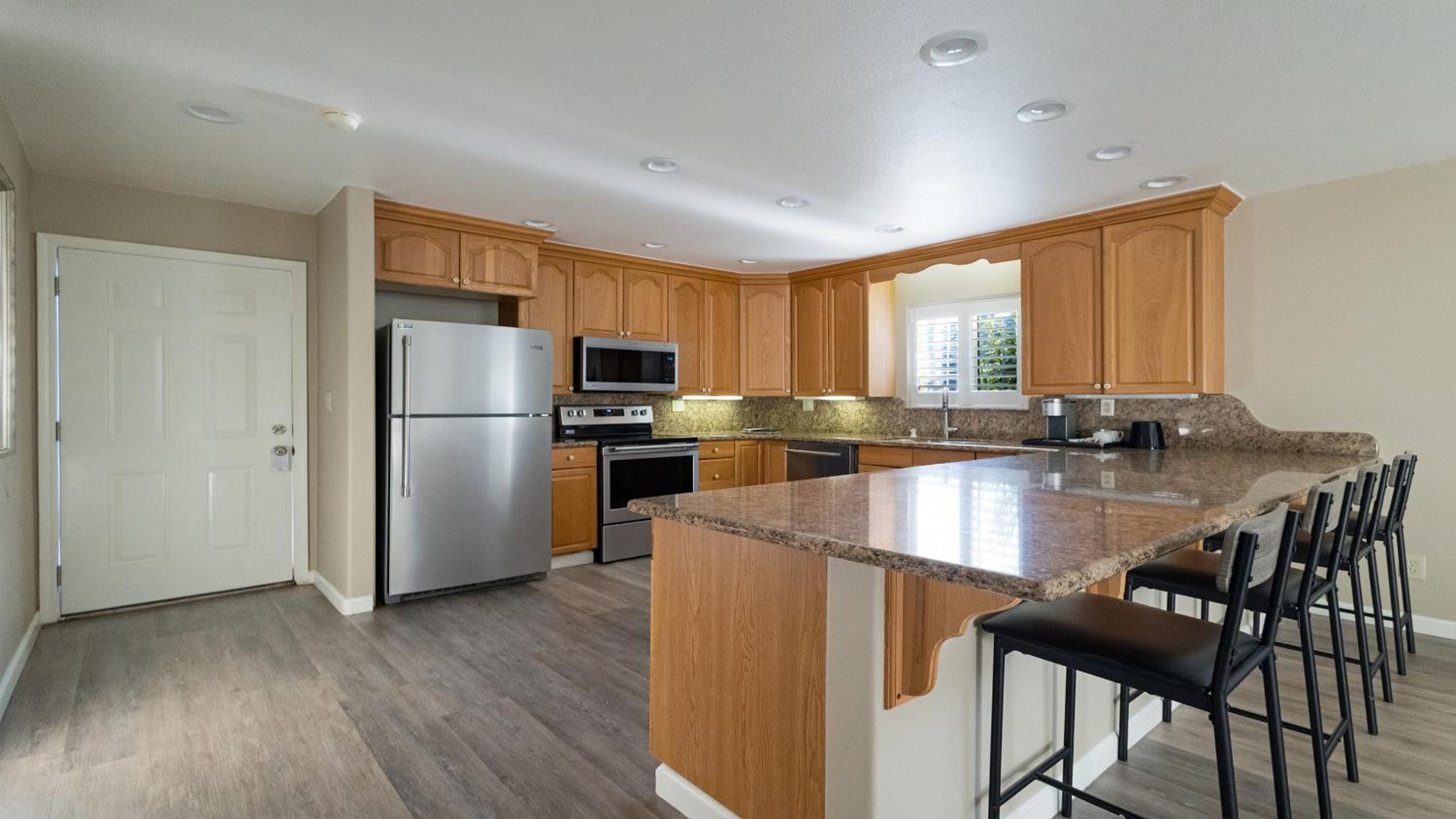 Executive Suite - Photo 12
