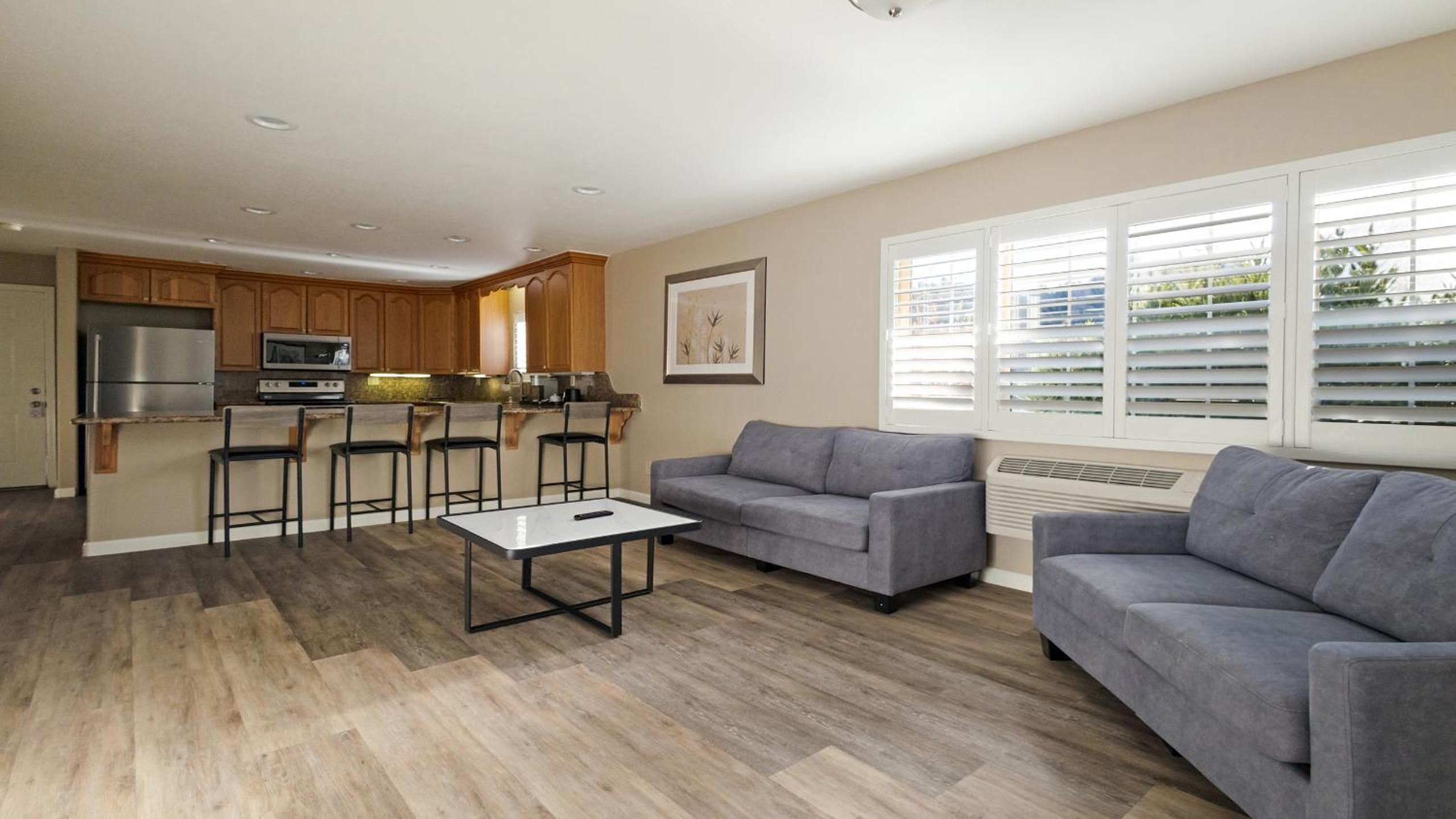 Executive Suite - Photo 11