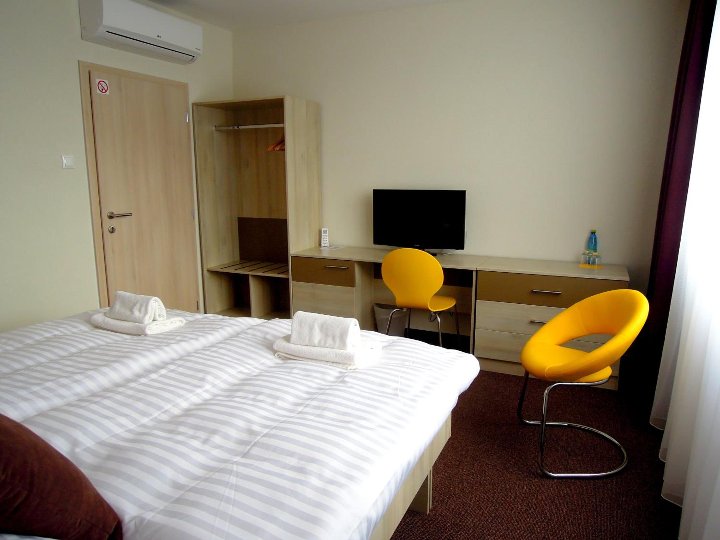 Business Double Room - Photo 7