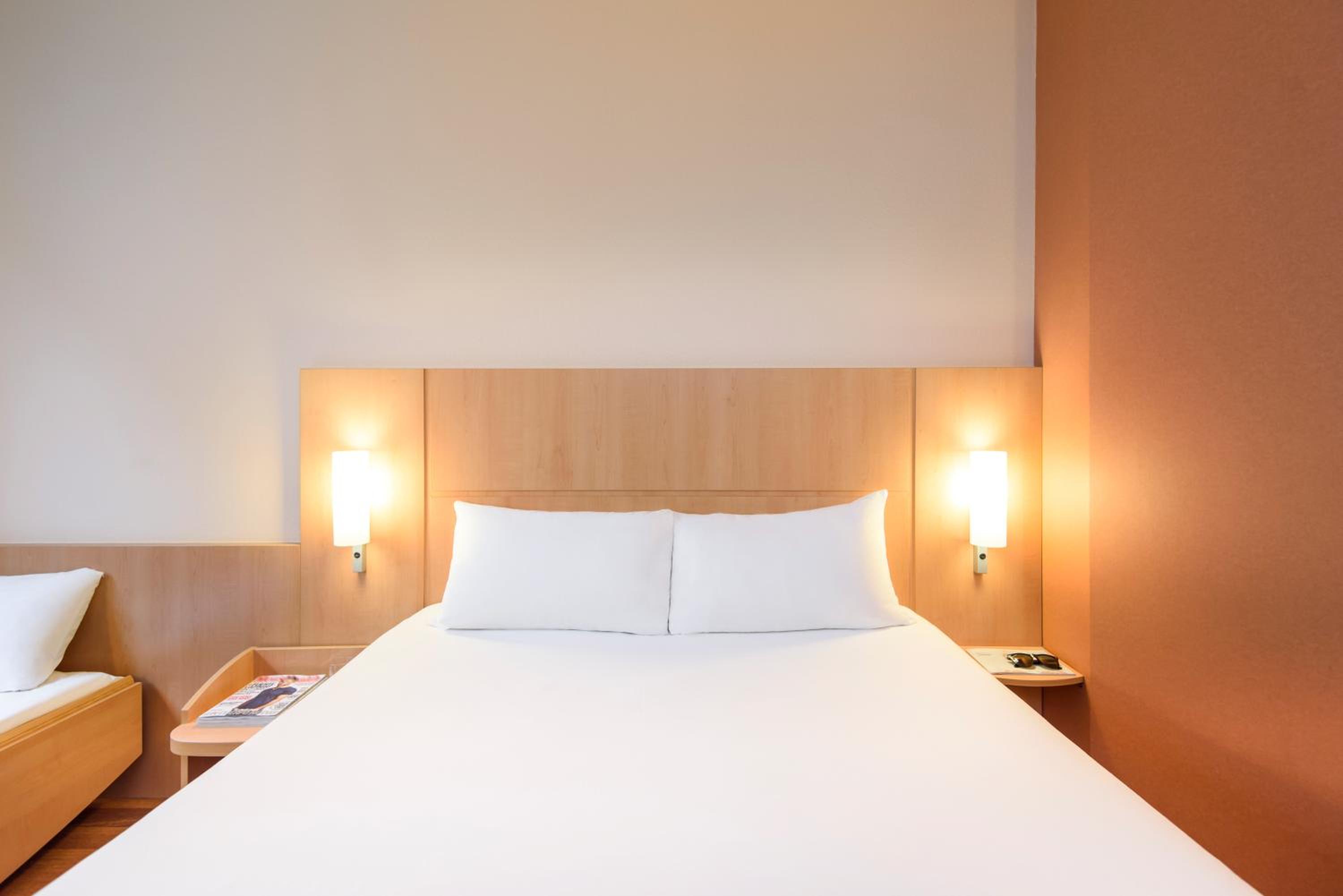 Standard Family Room with One Double Bed and One Single Bed - Photo 12