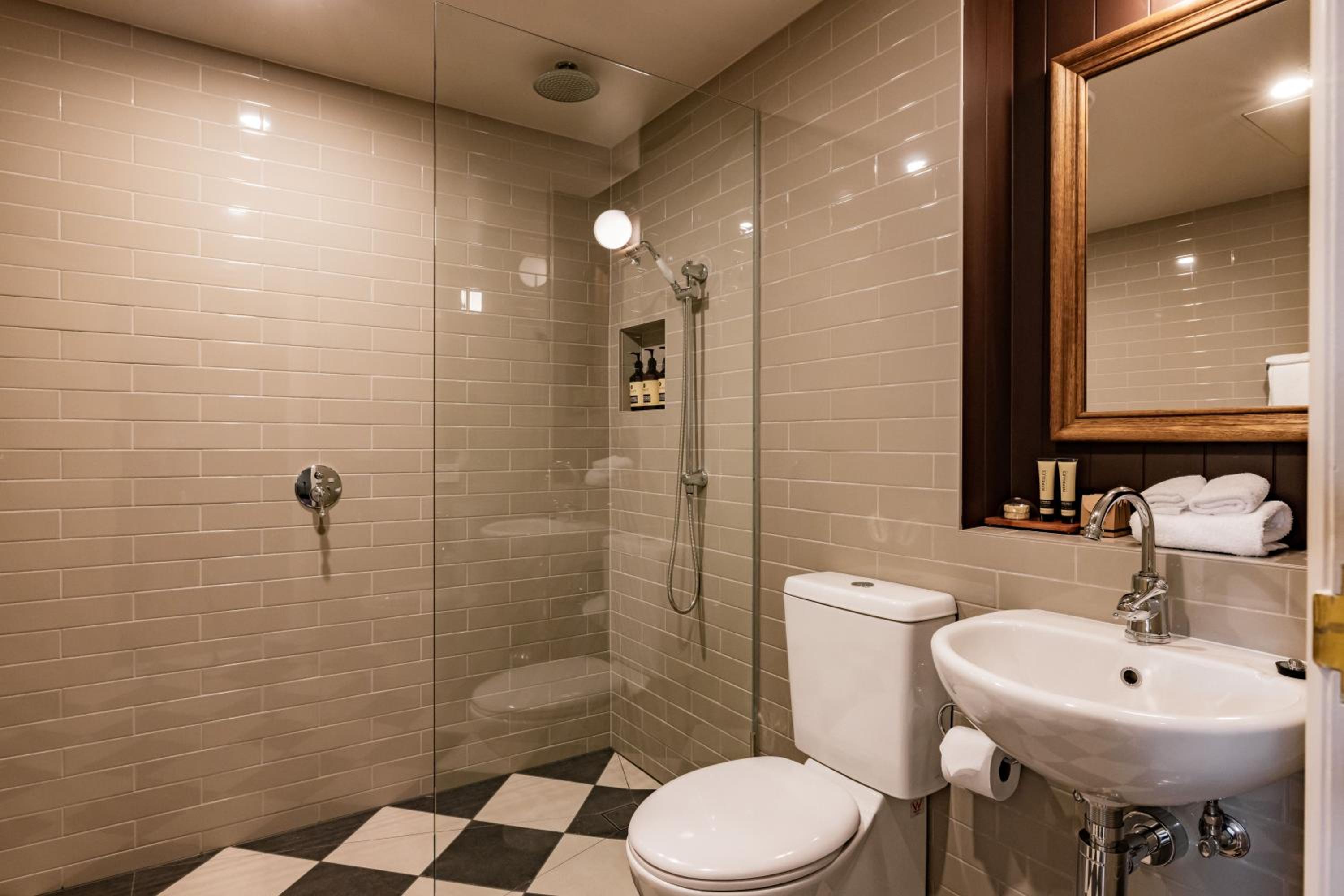 Executive Suite - Access via internal stairs only - Photo 3