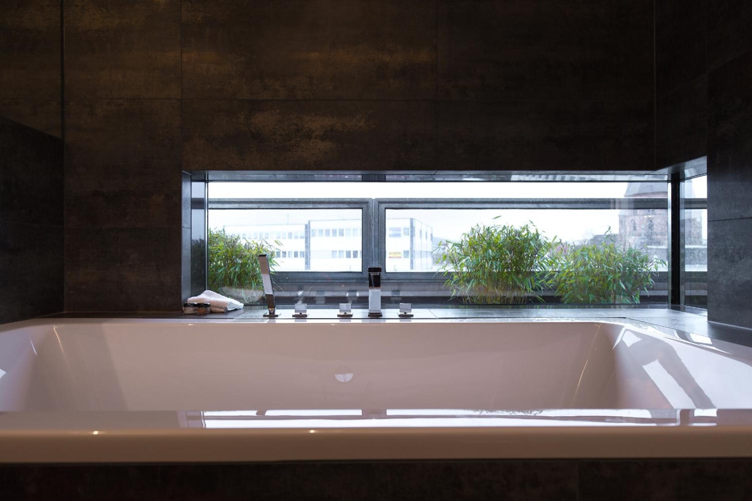 Suite - Photo 14