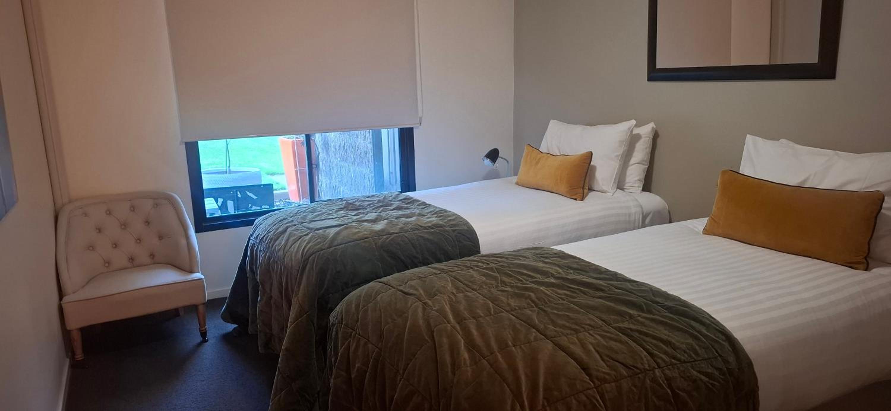 One-Bedroom Apartment with Balcony and Water View photo 2