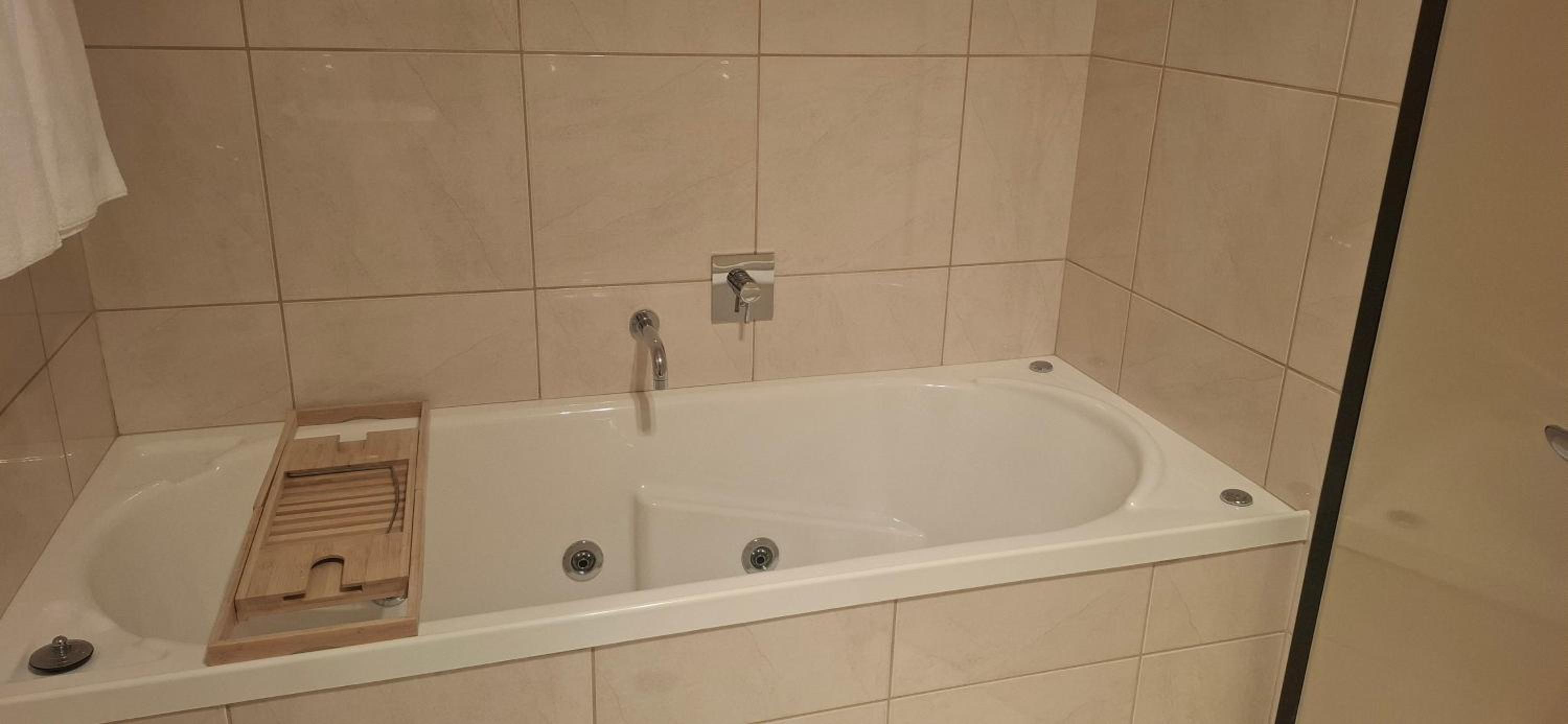 One-Bedroom Apartment with Balcony and Water View photo 3