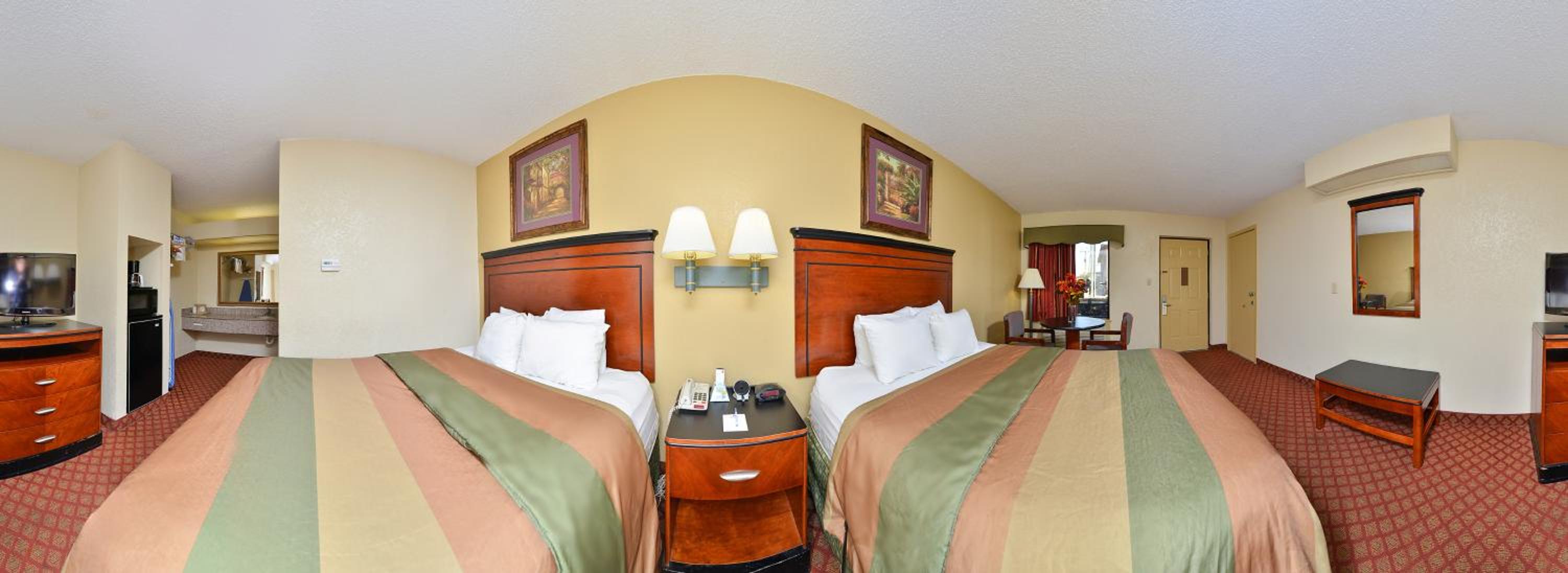 Queen Room with Two Queen Beds Non-Smoking - Photo 11