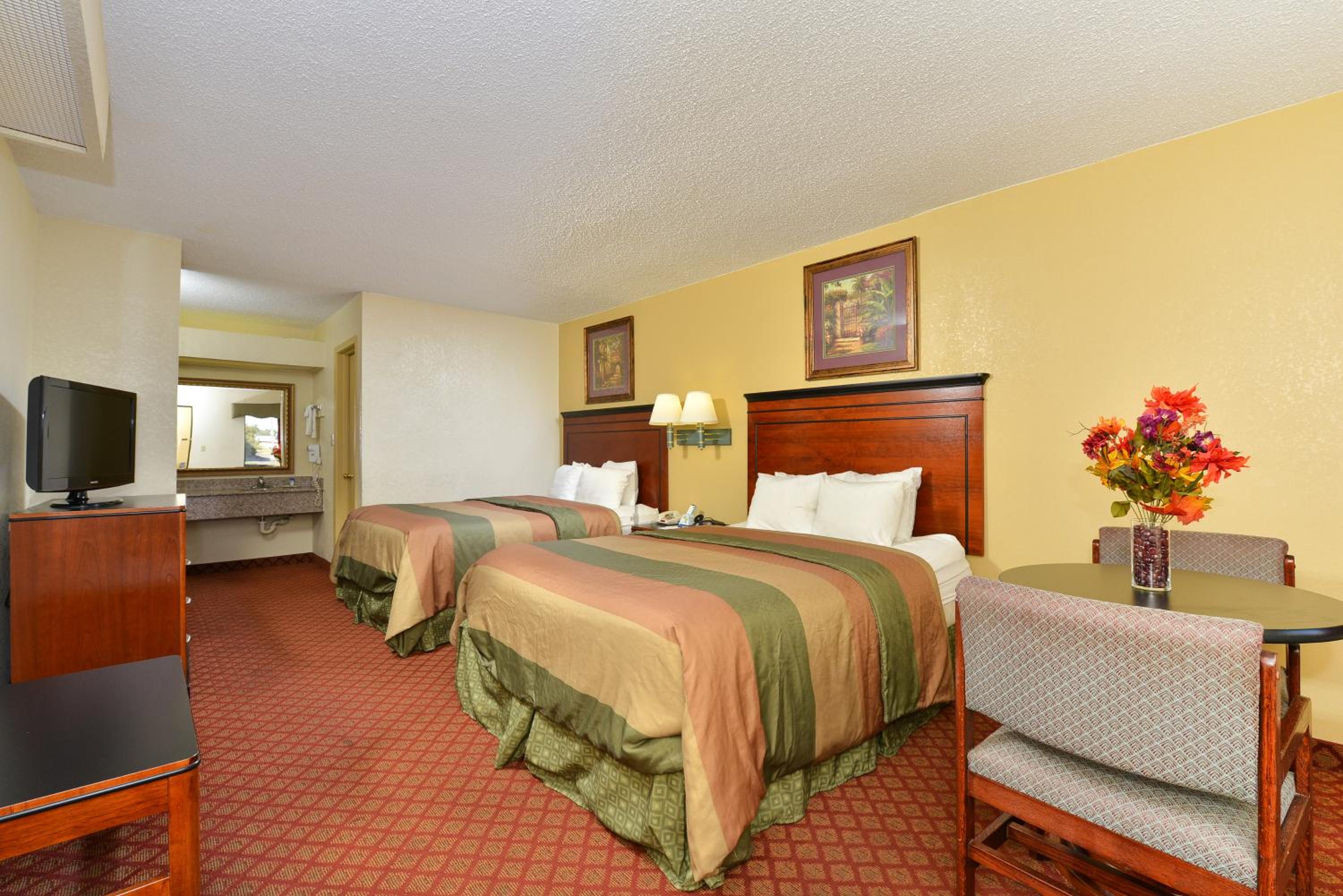 Queen Room with Two Queen Beds Non-Smoking - Photo 1