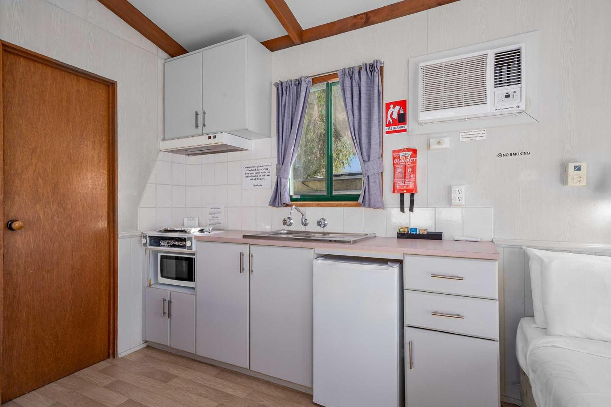 Economy One-Bedroom Cabin - Pet Friendly photo 2